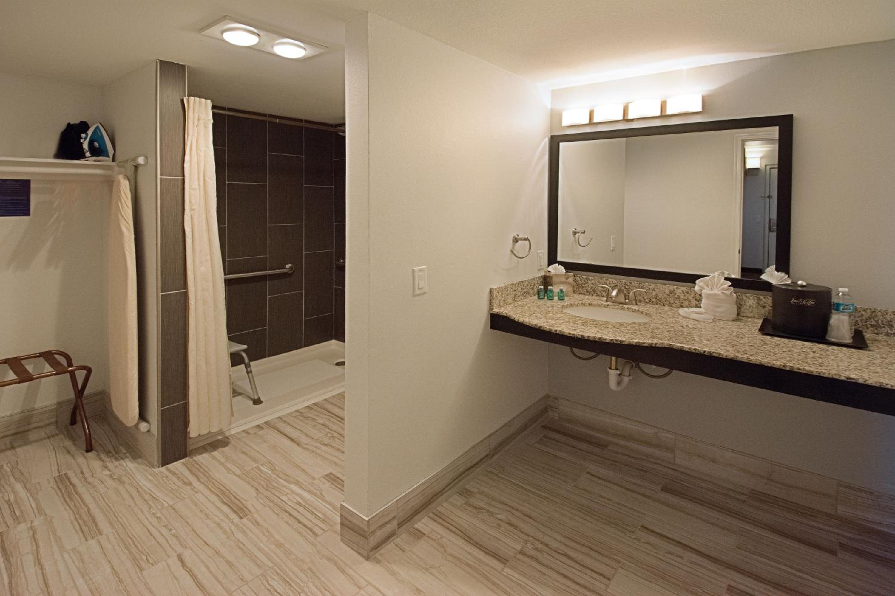 Queen Suite - Disability Access/Non Smoking - Photo 3