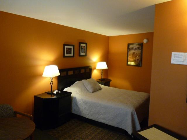 Queen Room photo 1