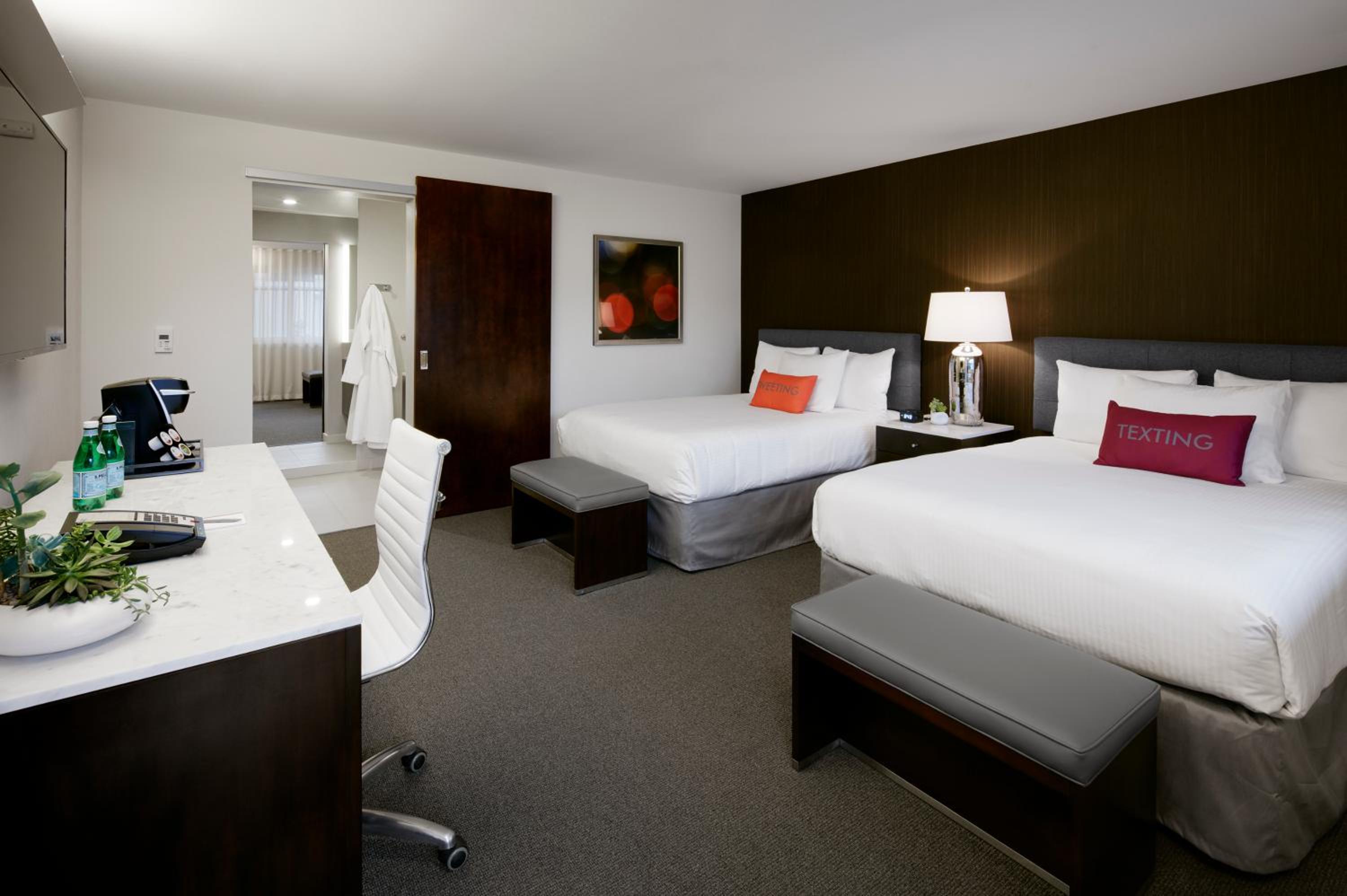 Double Room with Two Double Beds photo 2