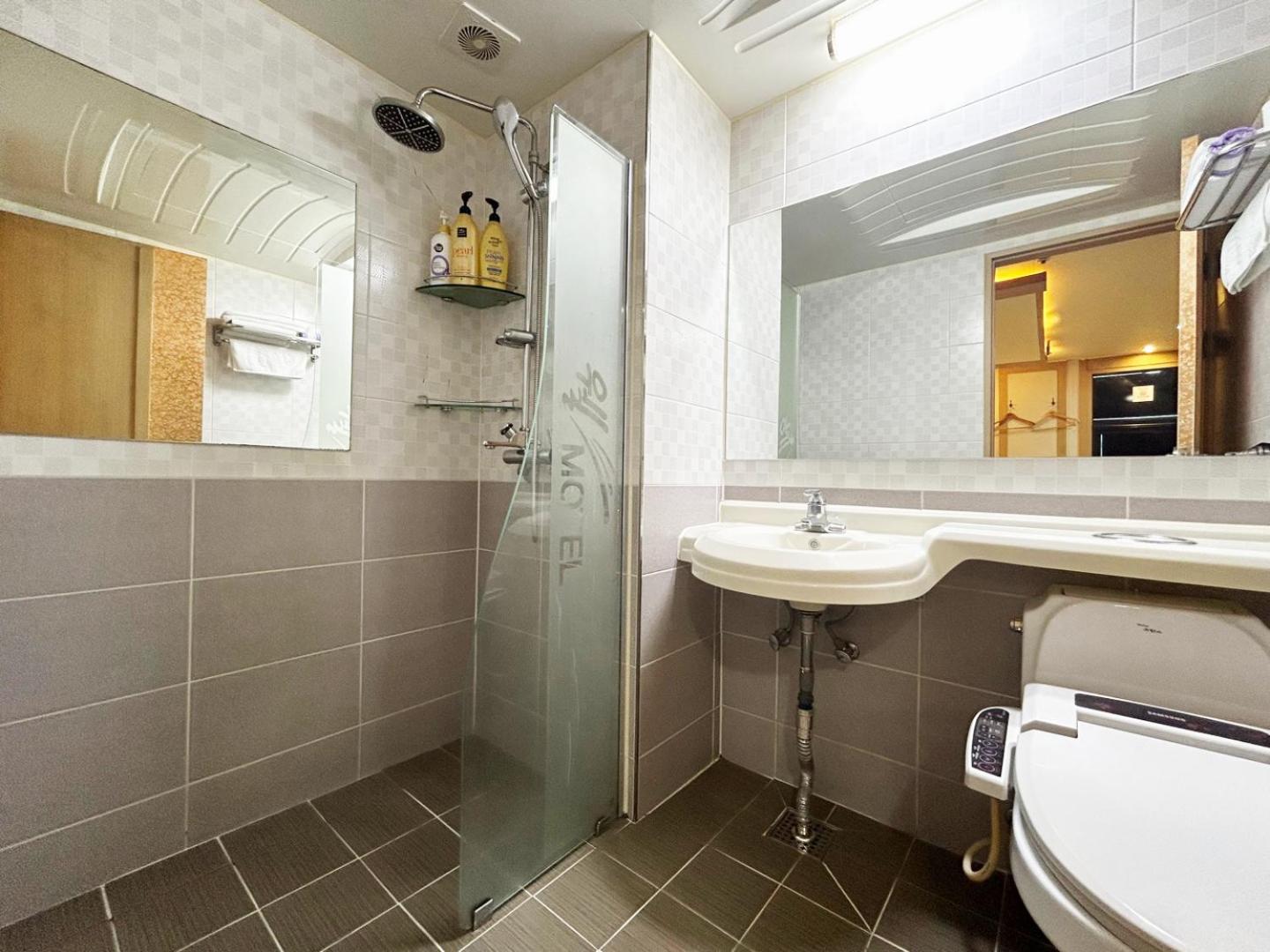 Double or Twin Room - Photo 3