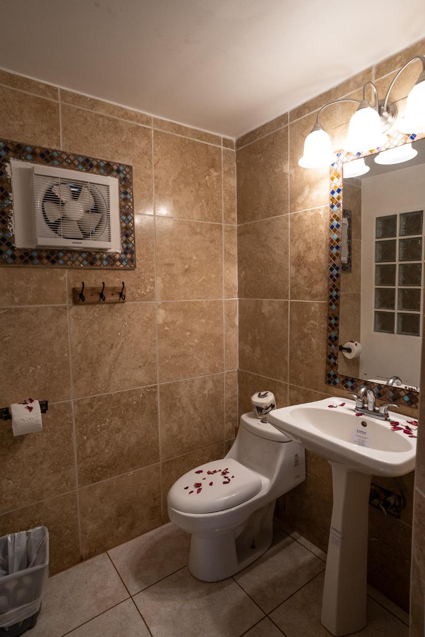 Quadruple Room with Private Bathroom photo 3