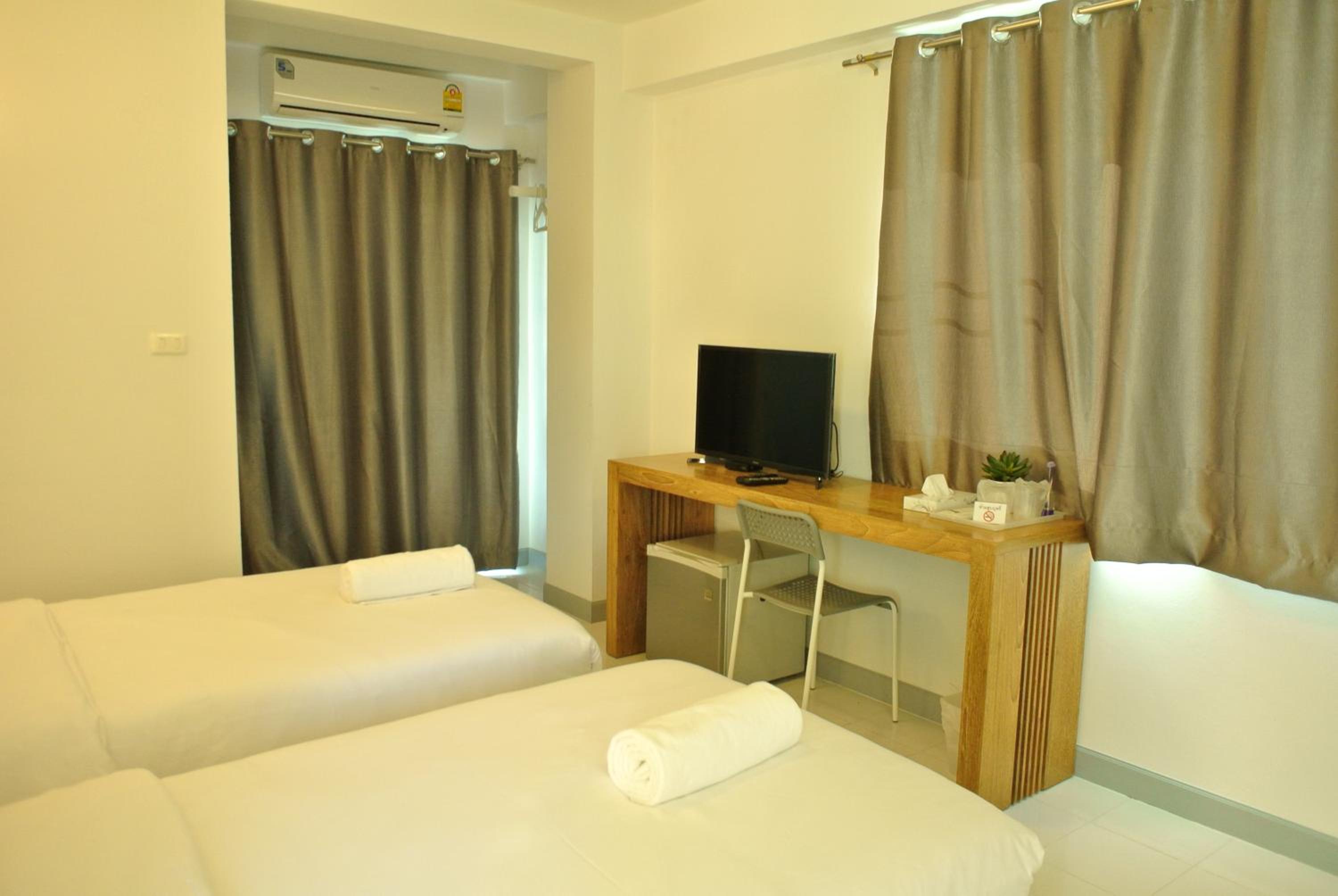 Twin Room with Balcony - Photo 4