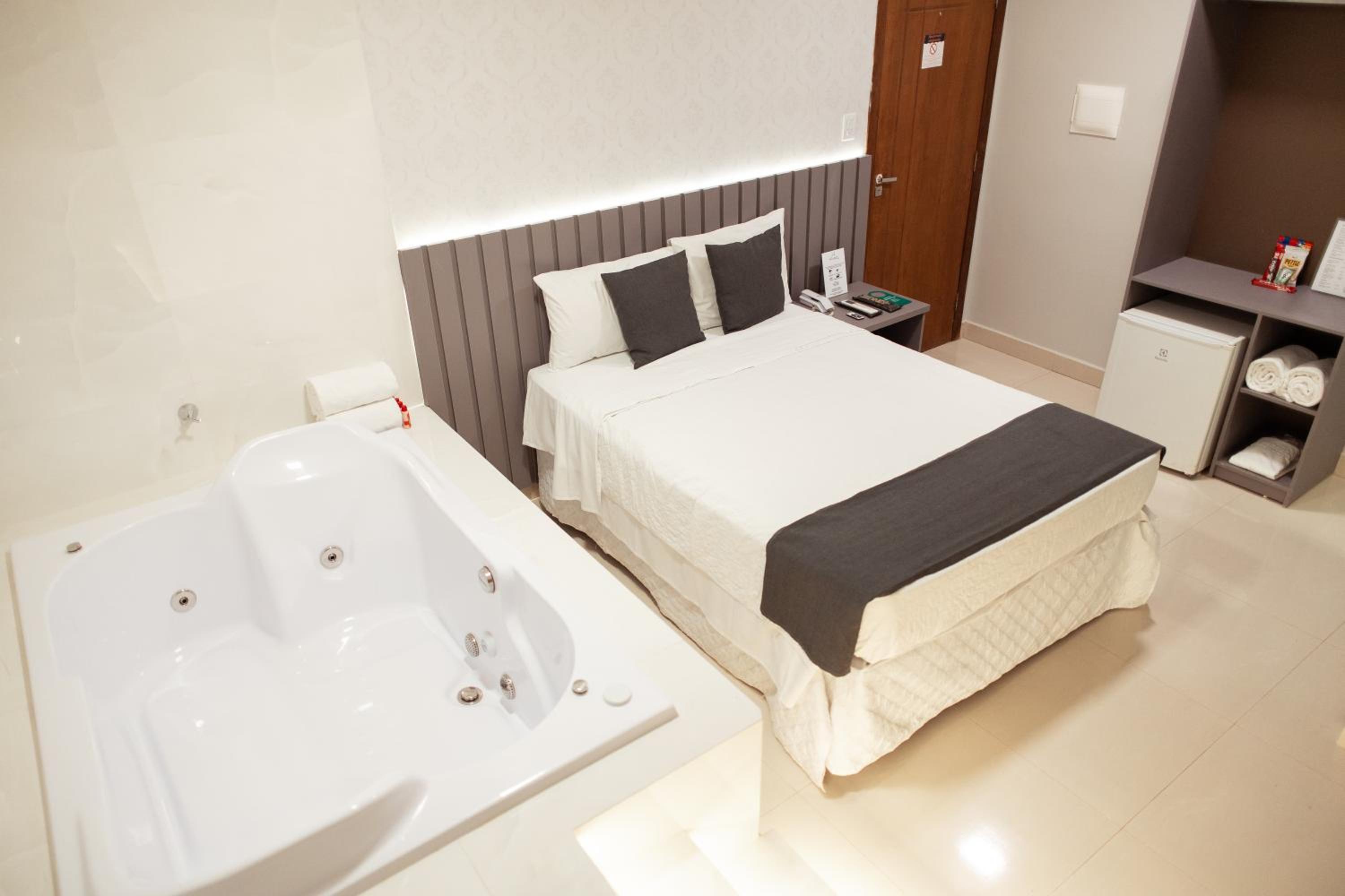 Deluxe Suite with Spa Bath photo 3