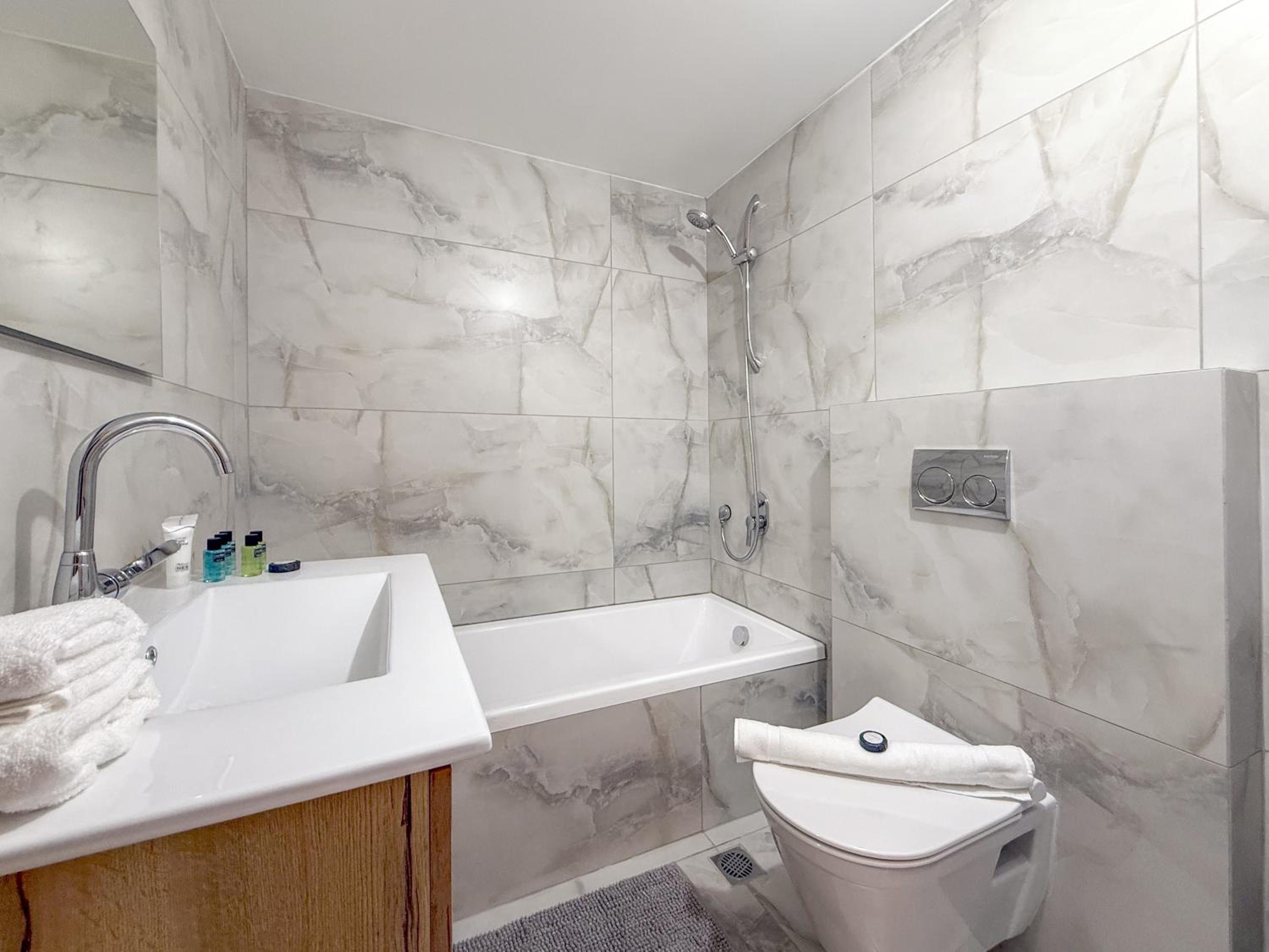 One-Bedroom Superior Apartment - Photo 3