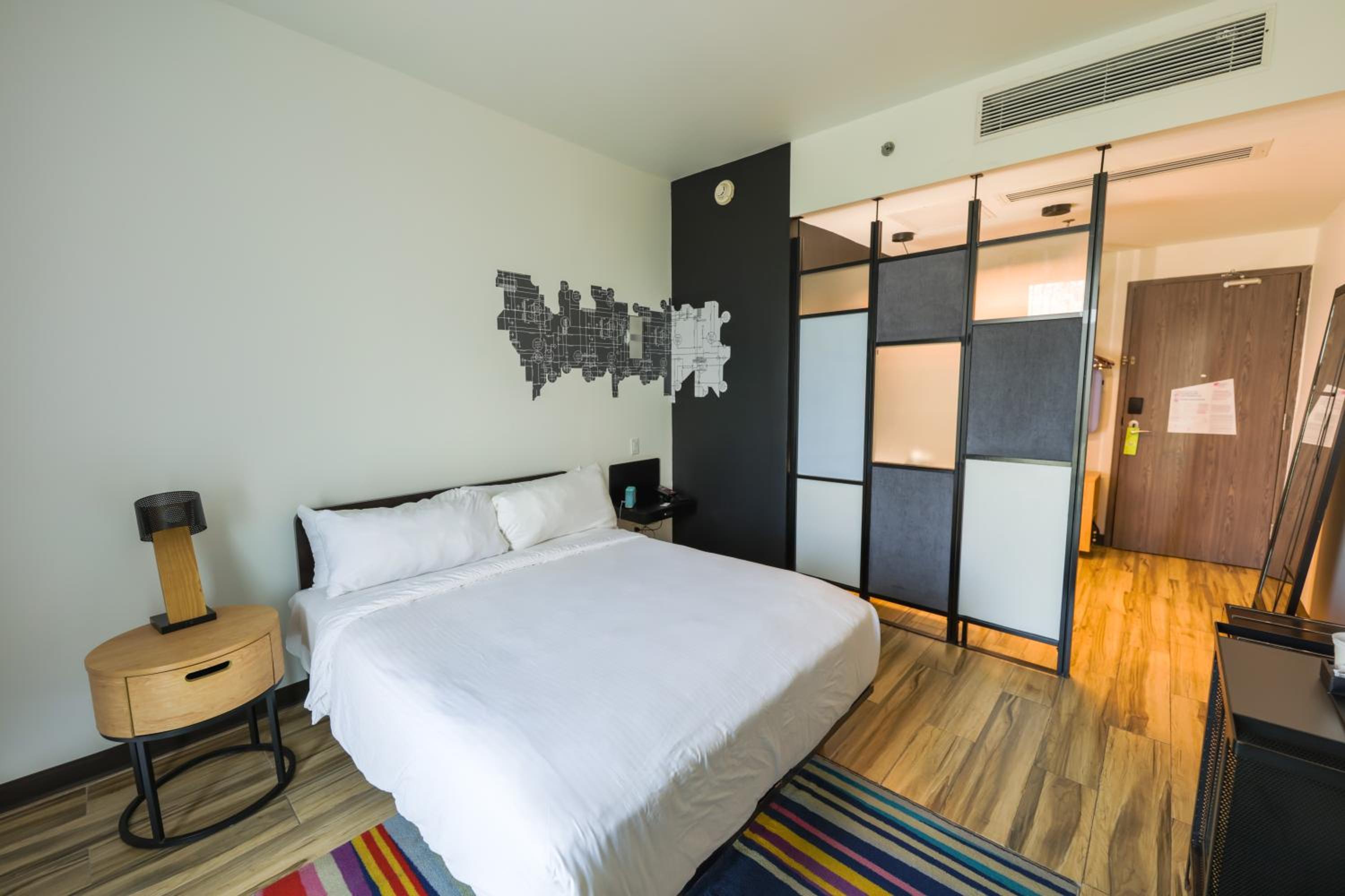 Aloft King Room - Photo 10