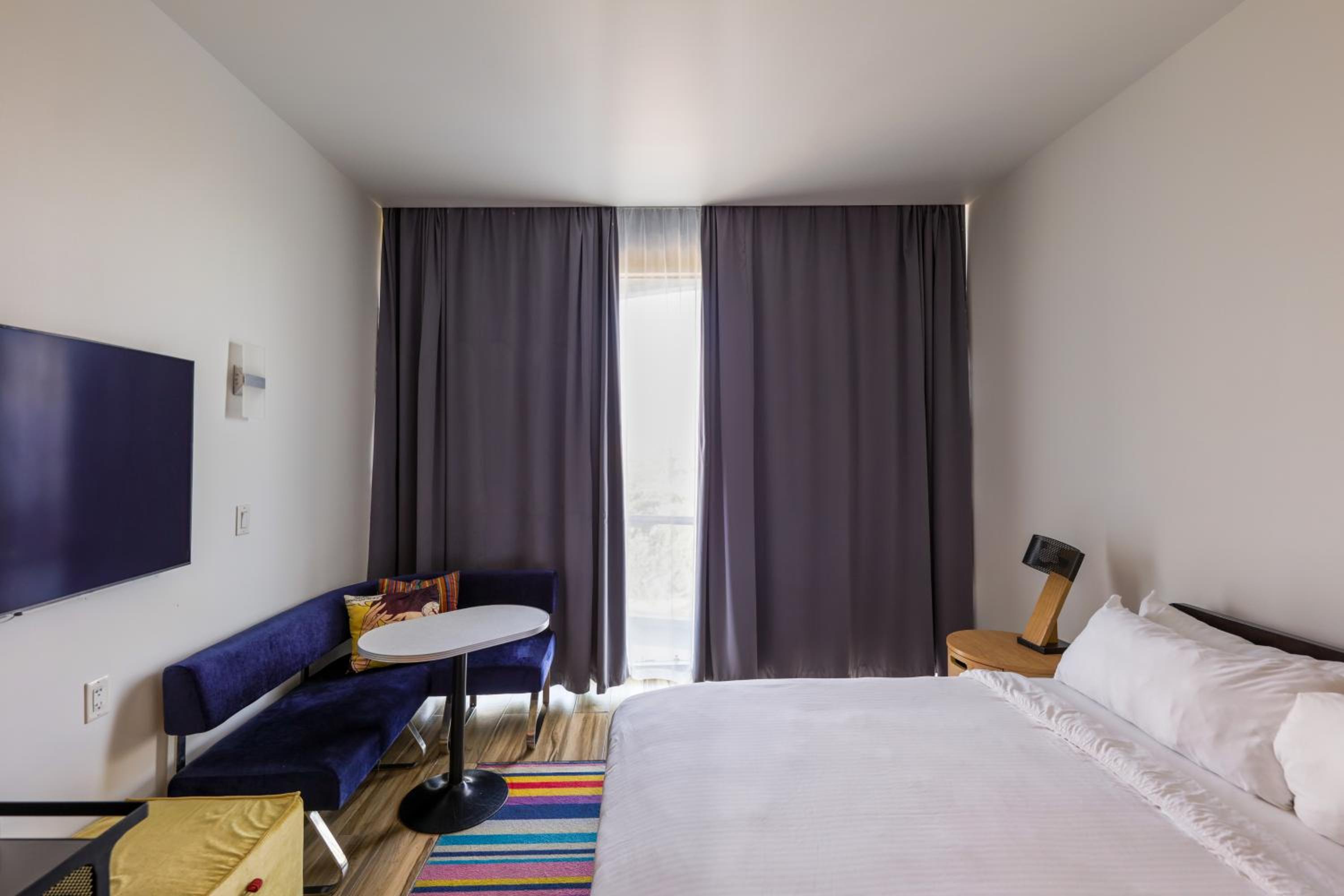 King Room with Balcony - Photo 10