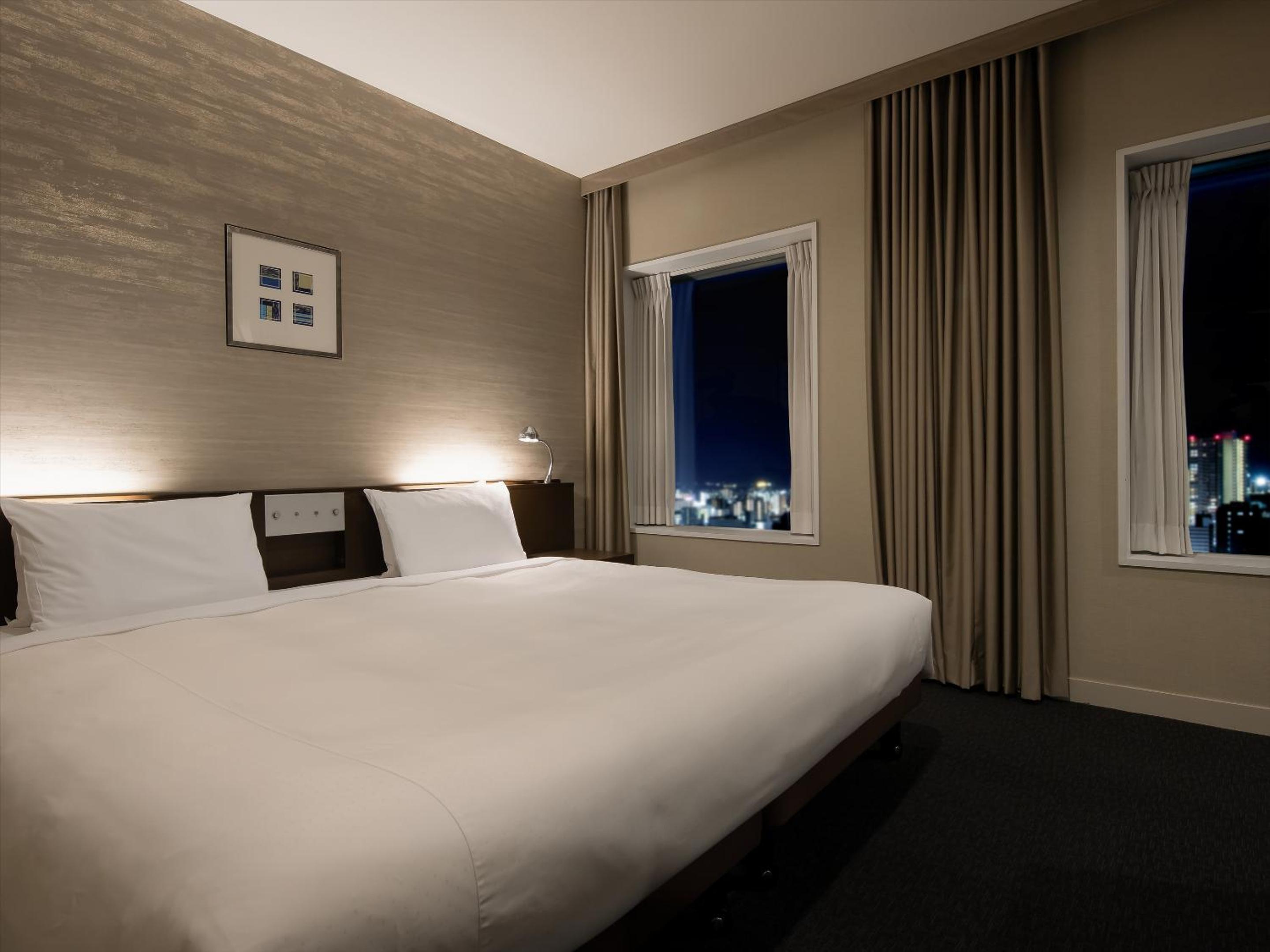 Deluxe King Room - Non-Smoking - Photo 2