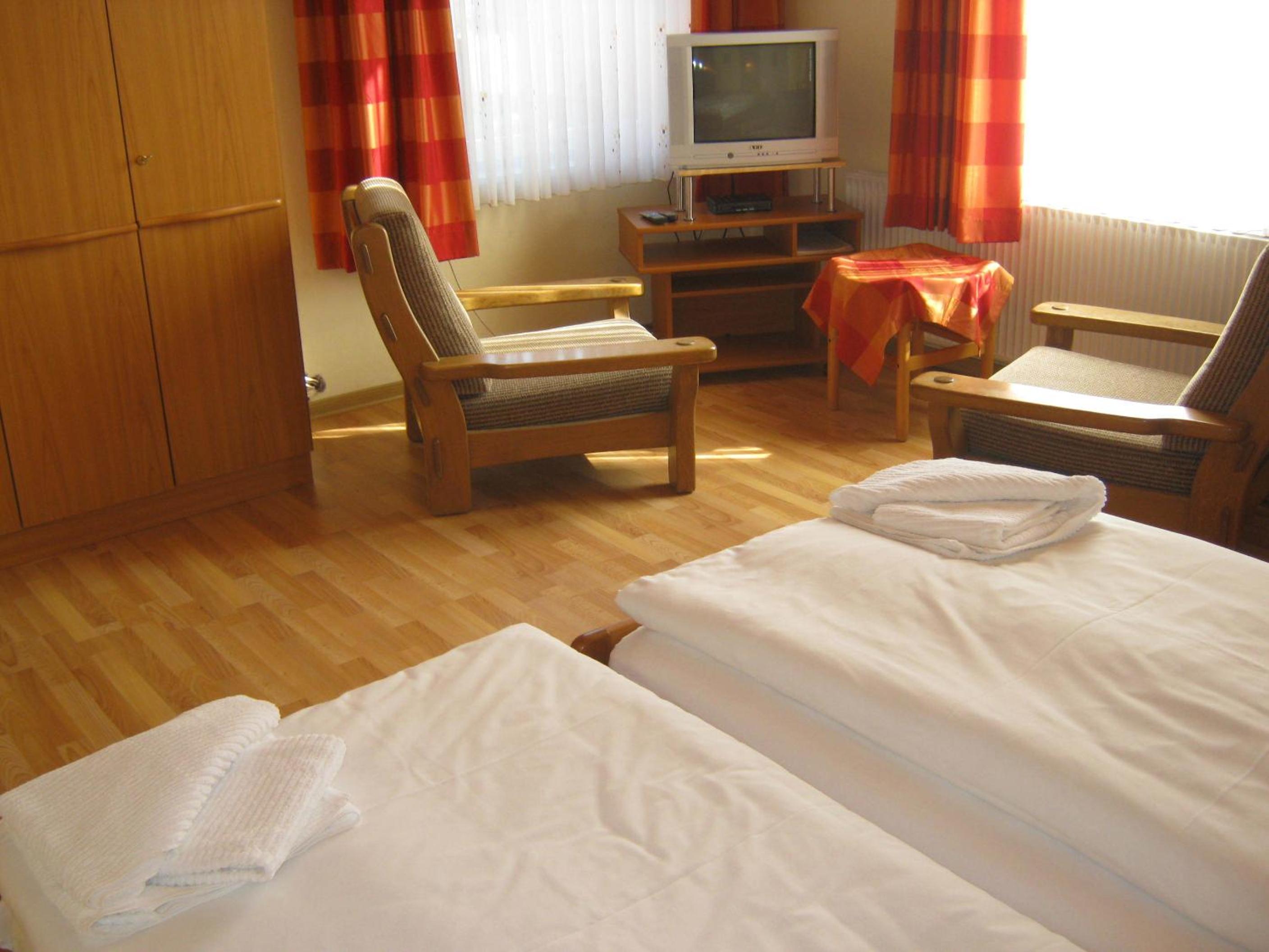 Triple Room with Private Bathroom - Photo 2