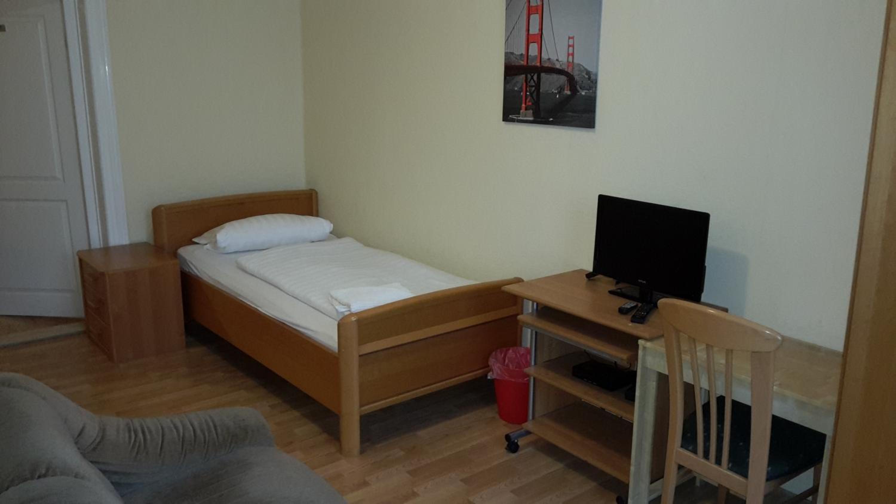 Triple Room with Private Bathroom - Photo 3