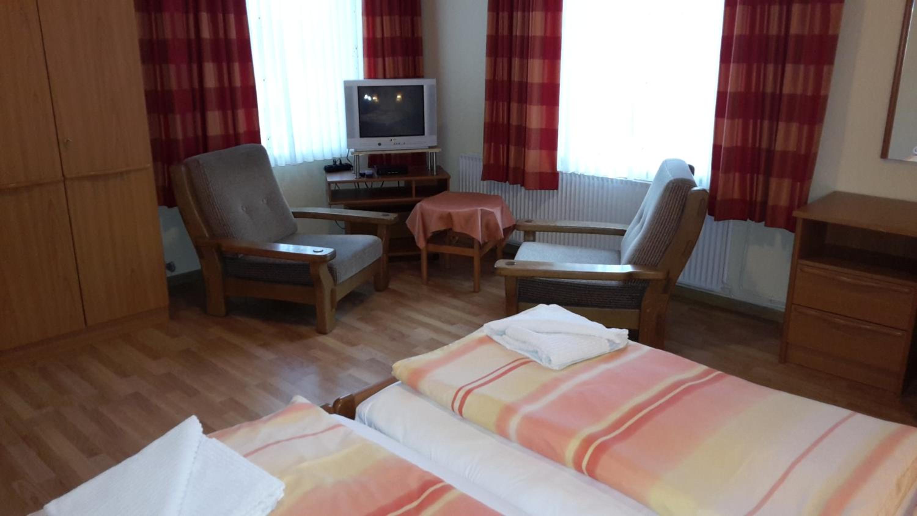 Triple Room with Private Bathroom - Photo 4