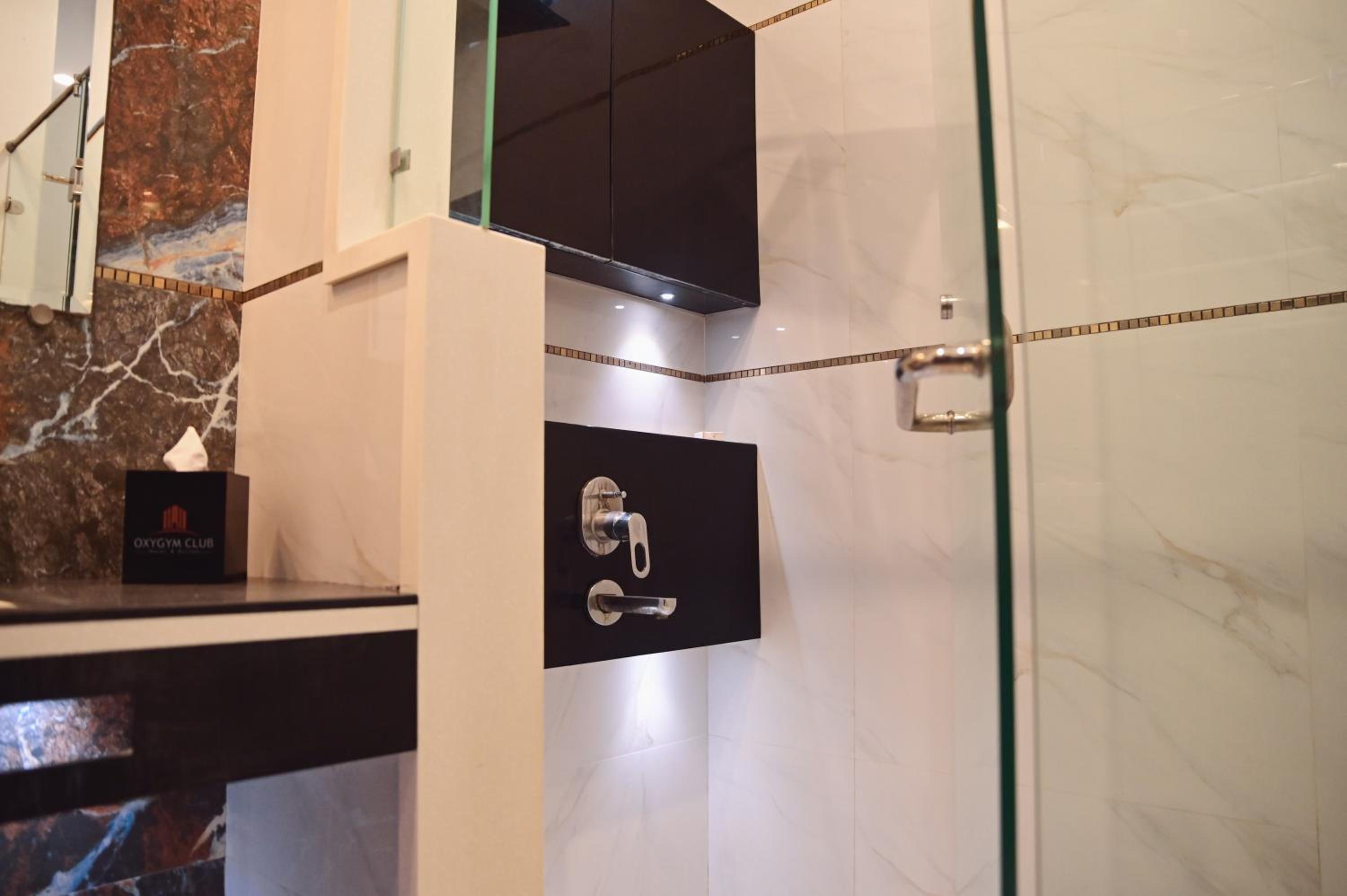 Deluxe King Room with Shower - Non-Smoking photo 2