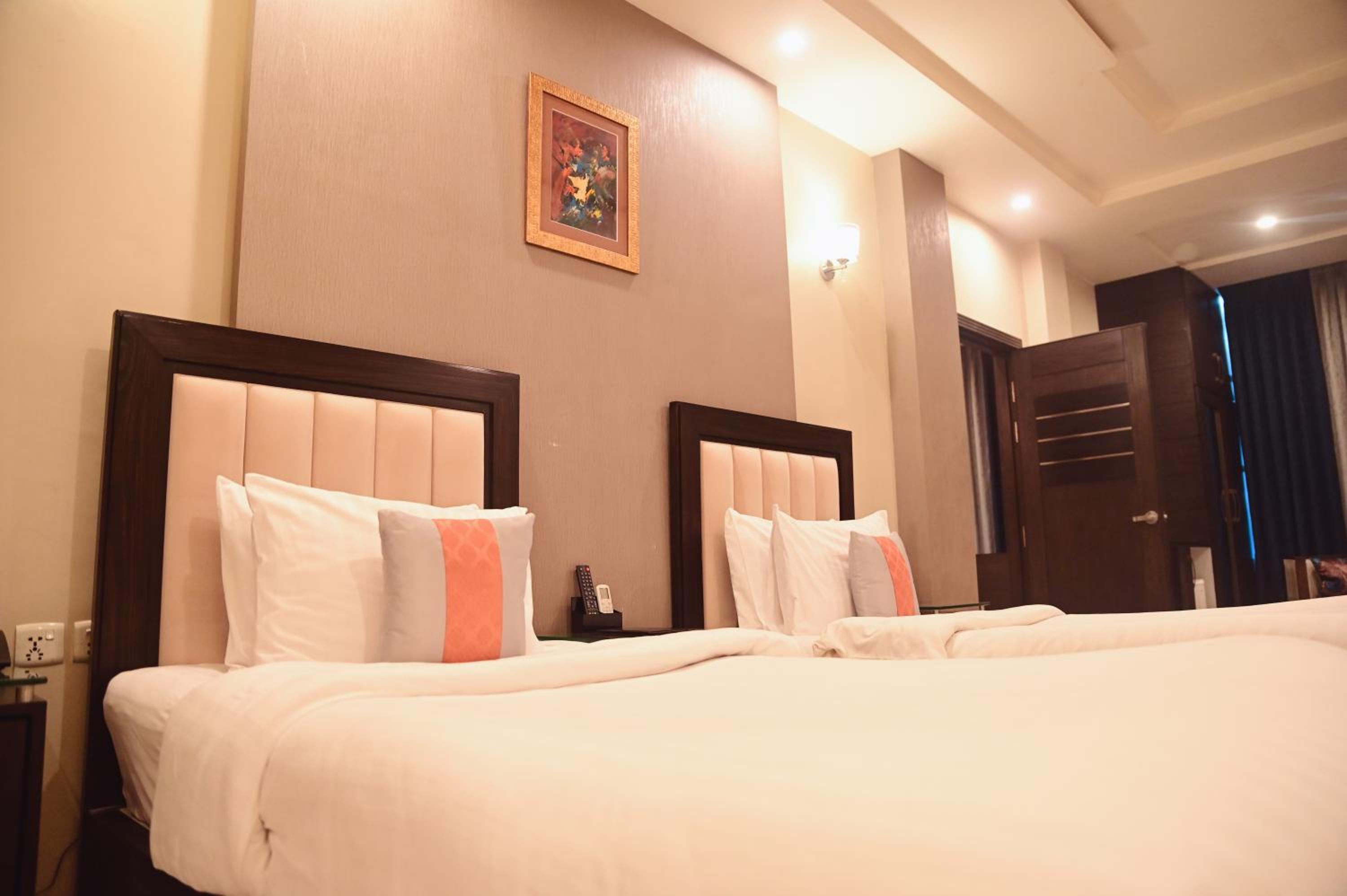Larger Two-Bedroom Apartment with One King and Two Single Beds with Balcony - Smoking photo 1
