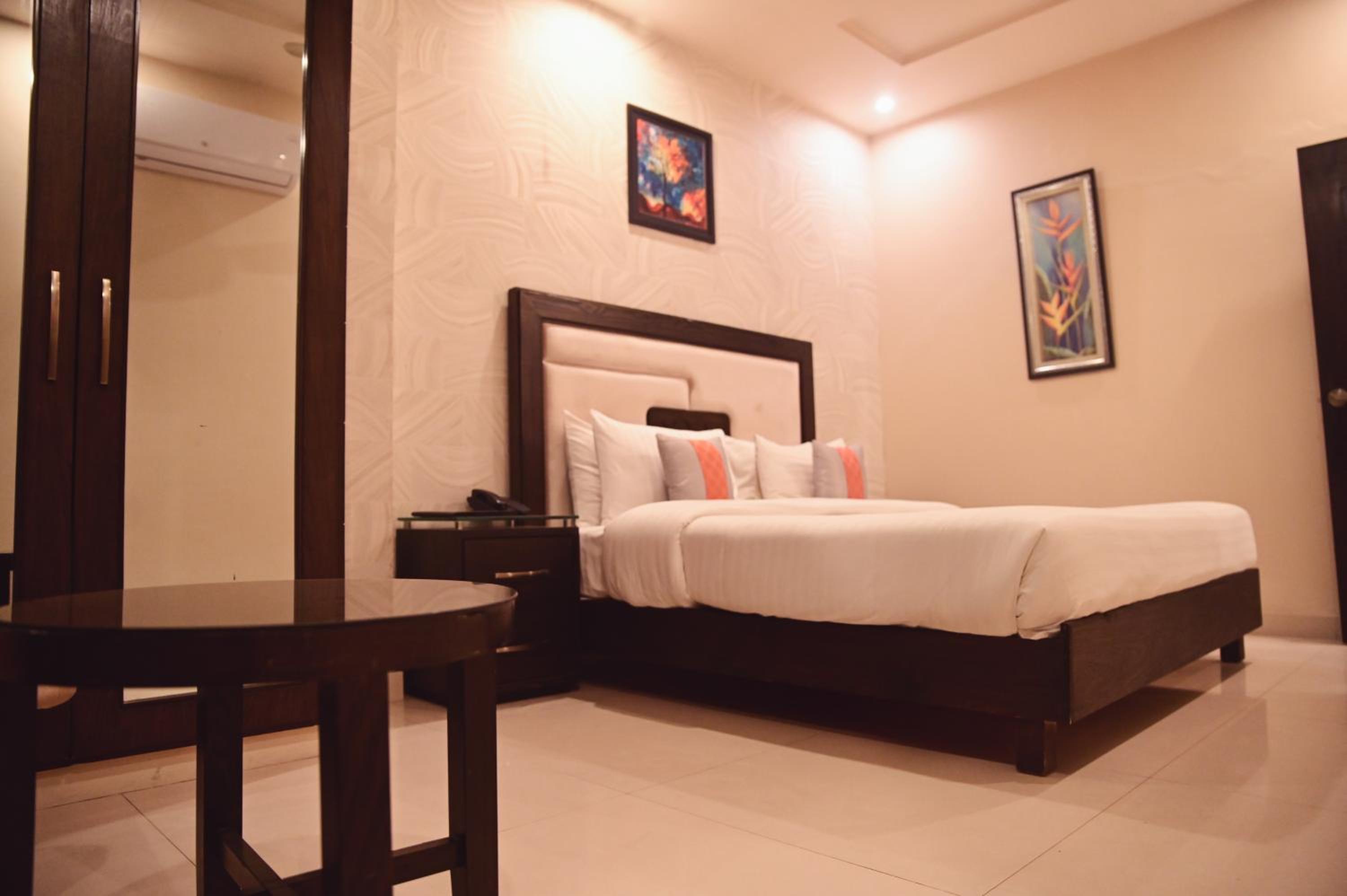 Larger Two-Bedroom Apartment with One King and Two Single Beds with Balcony - Smoking photo 3