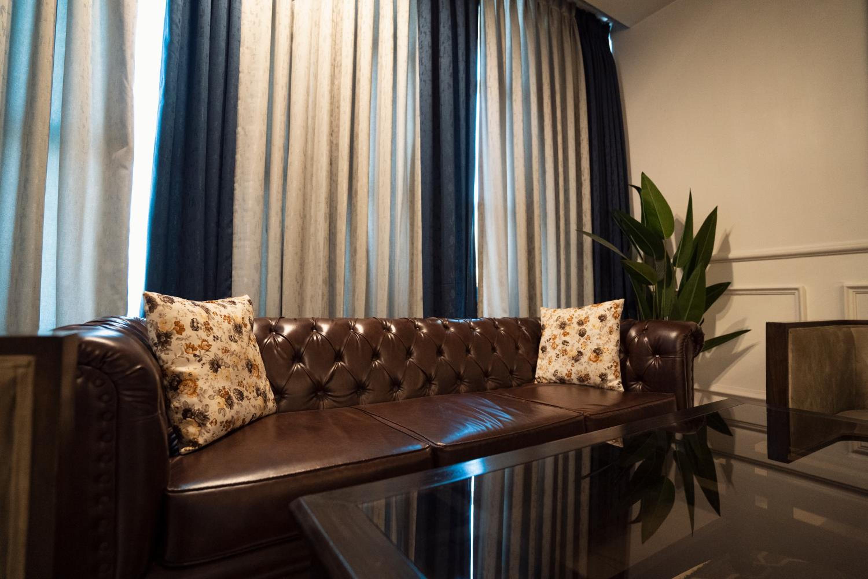 Executive King Suite with Living Room - Smoking photo 2
