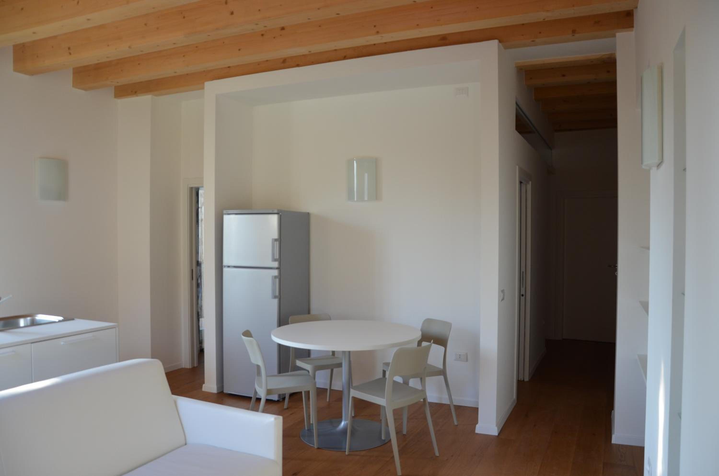 One-Bedroom Apartment with Balcony Sole photo 2