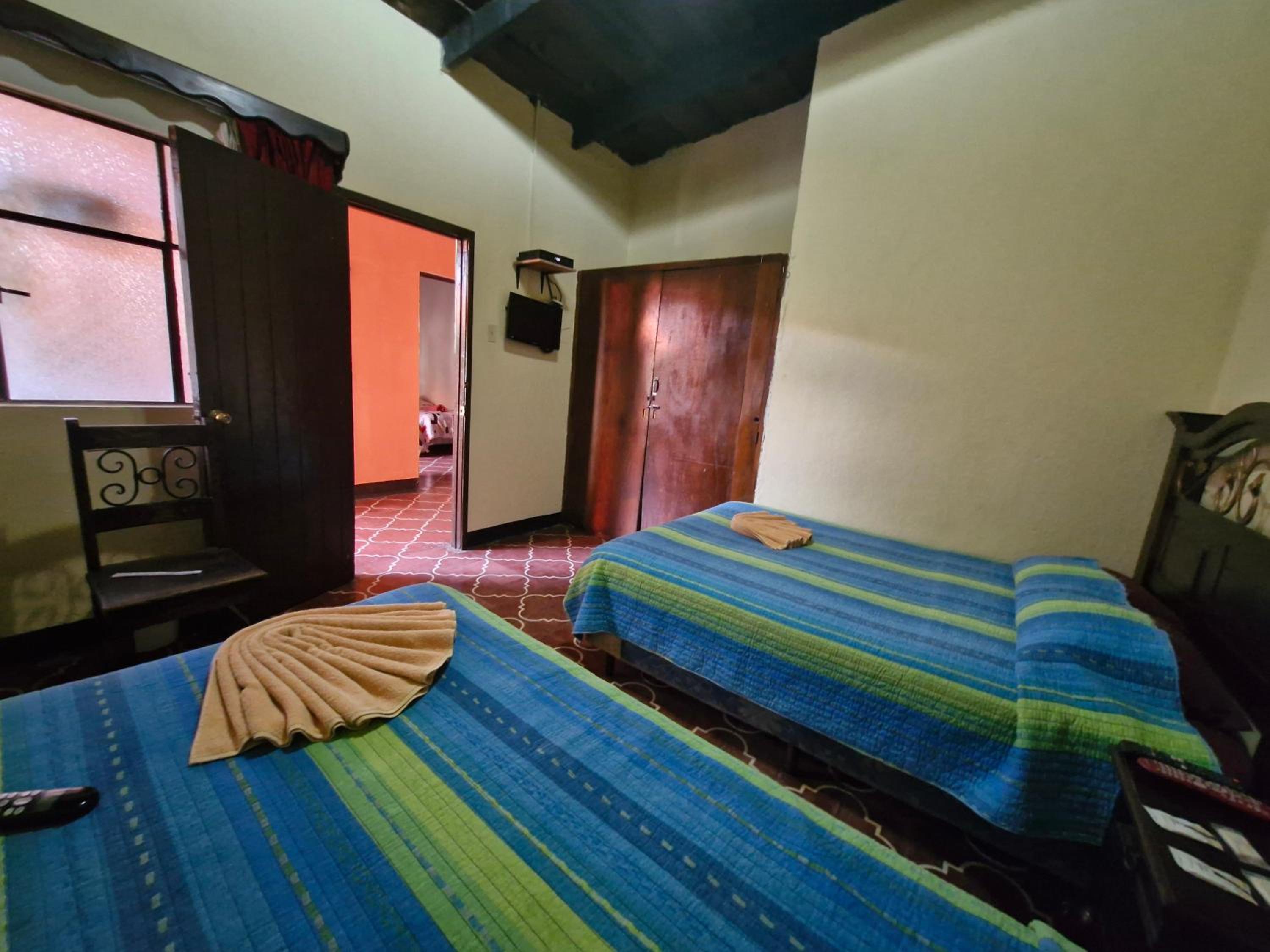 Standard Twin Room with Shared Bathroom photo 2