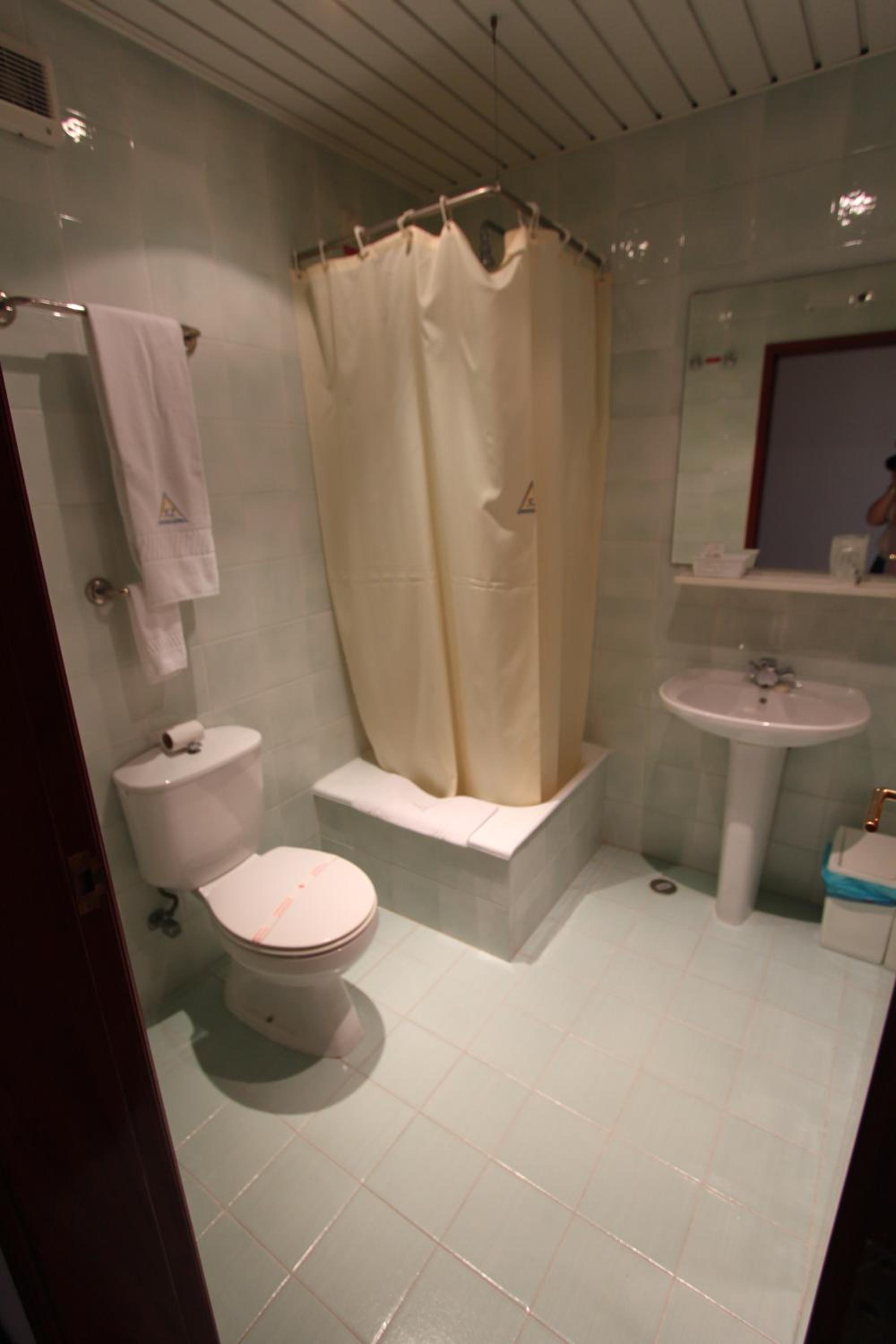 Double or Twin Room - Photo 5