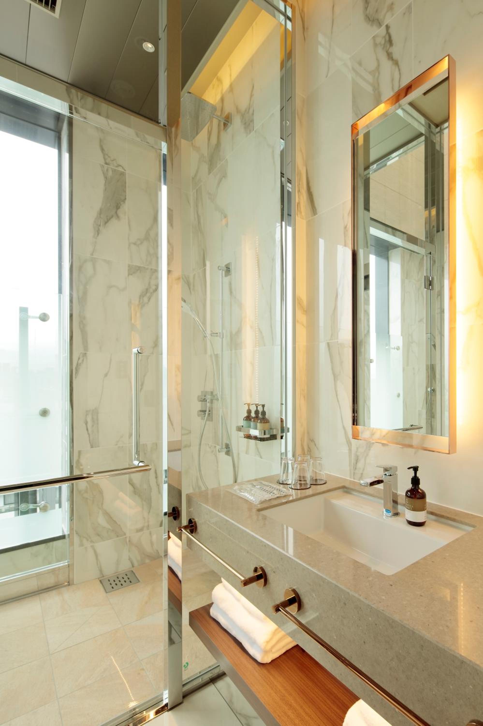 Suite - Photo 9