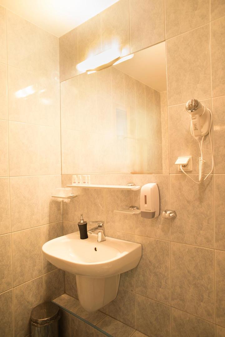 Twin Room - Photo 7