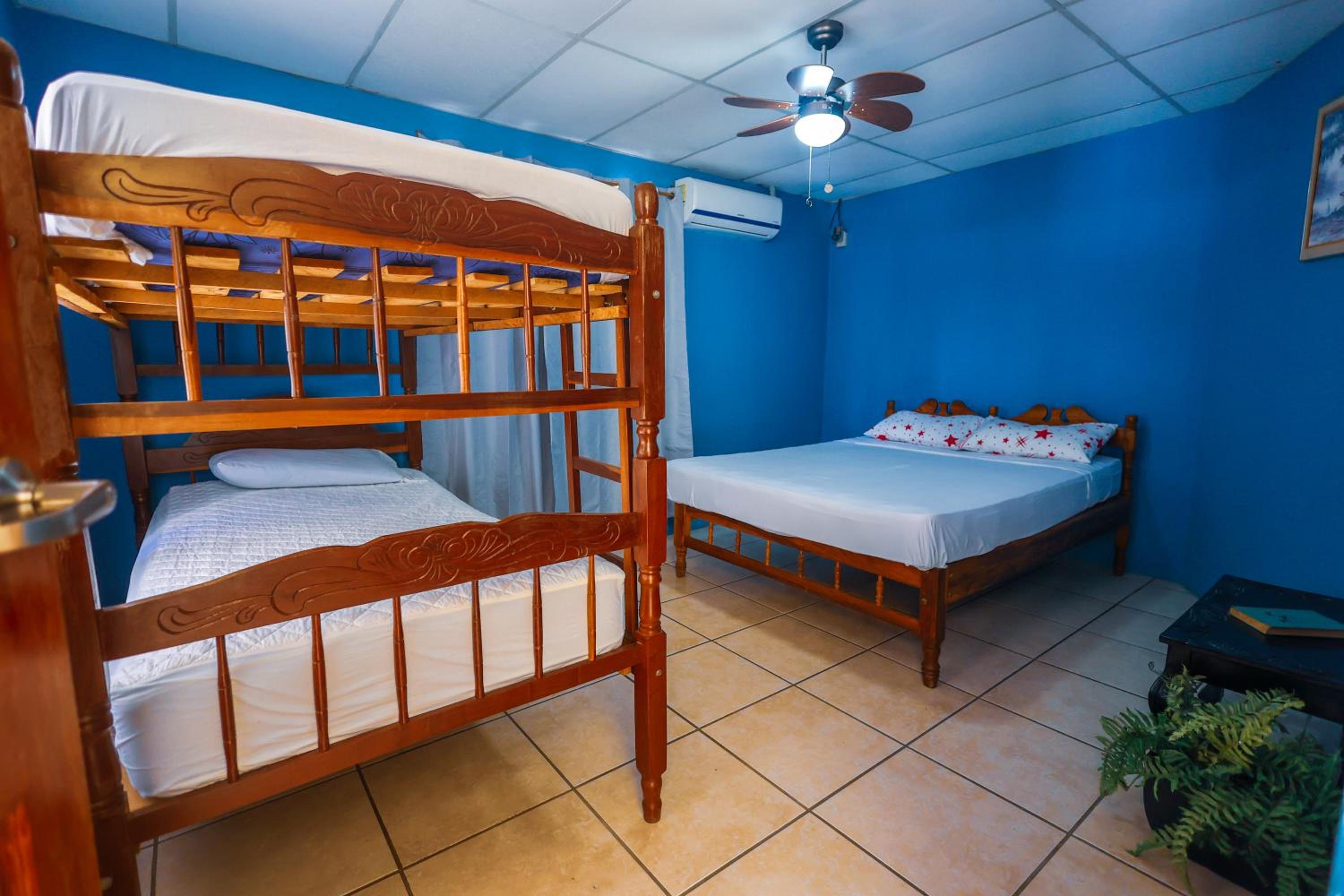 Quadruple Room with Shared Bathroom photo 2