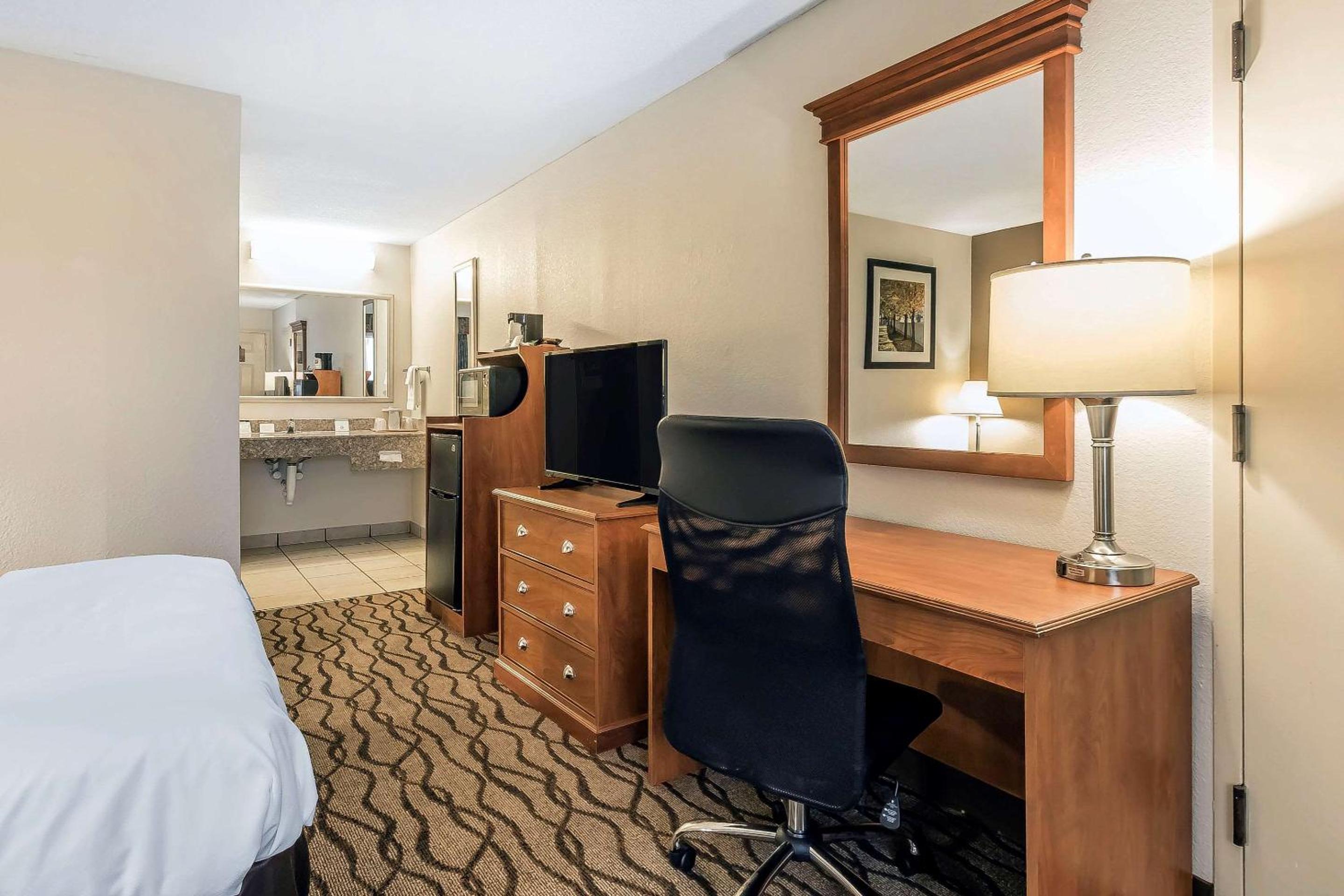 Queen Room - Accessible/Smoking photo 1