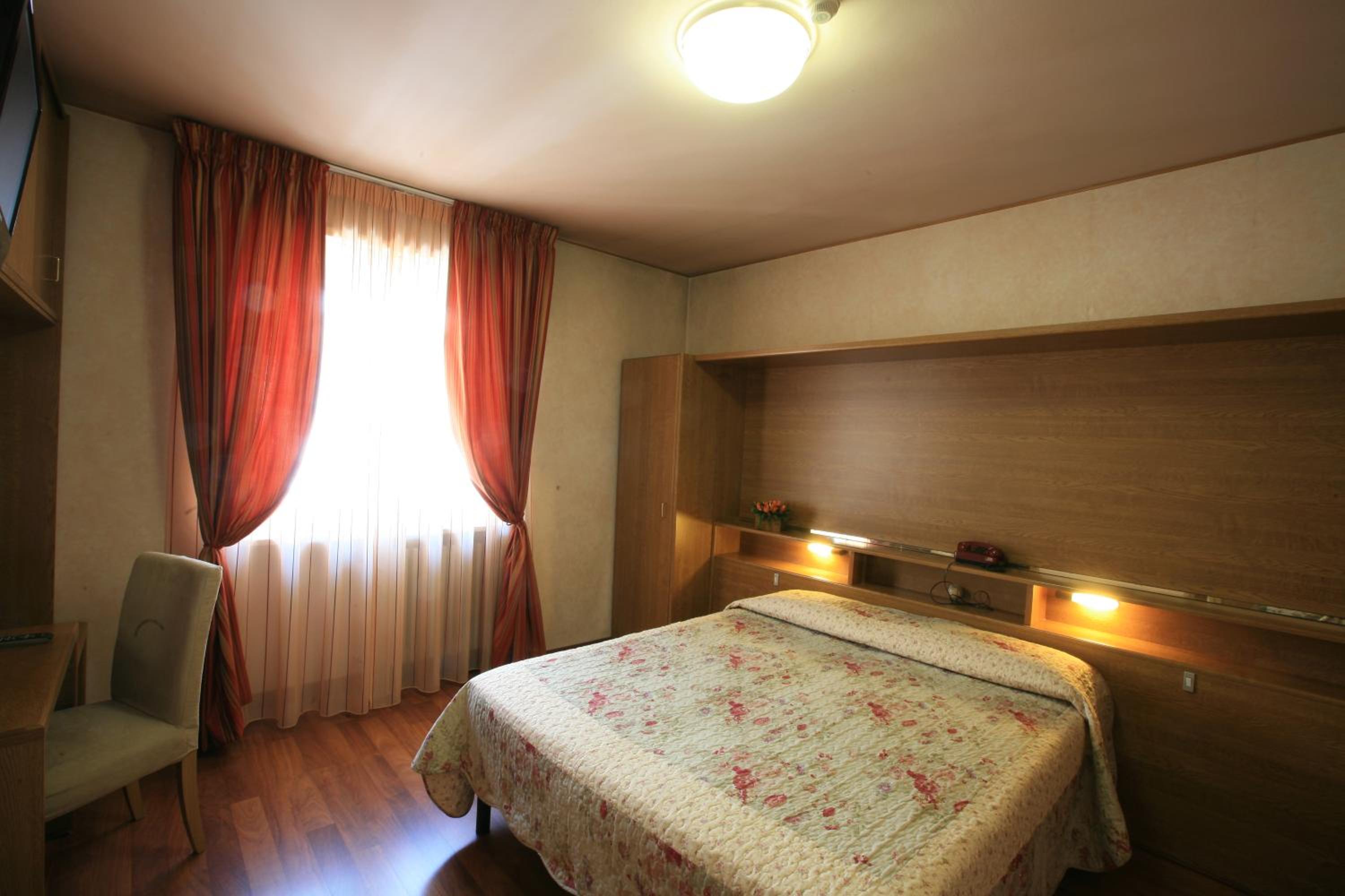 Double Room - Photo 6