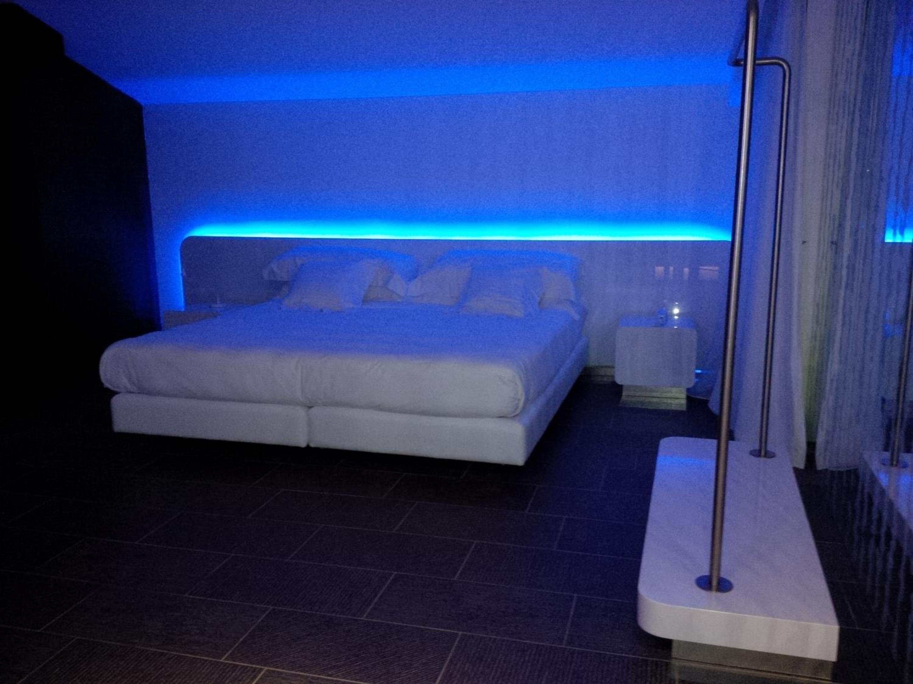 Deluxe Suite with Spa Bath - Photo 3
