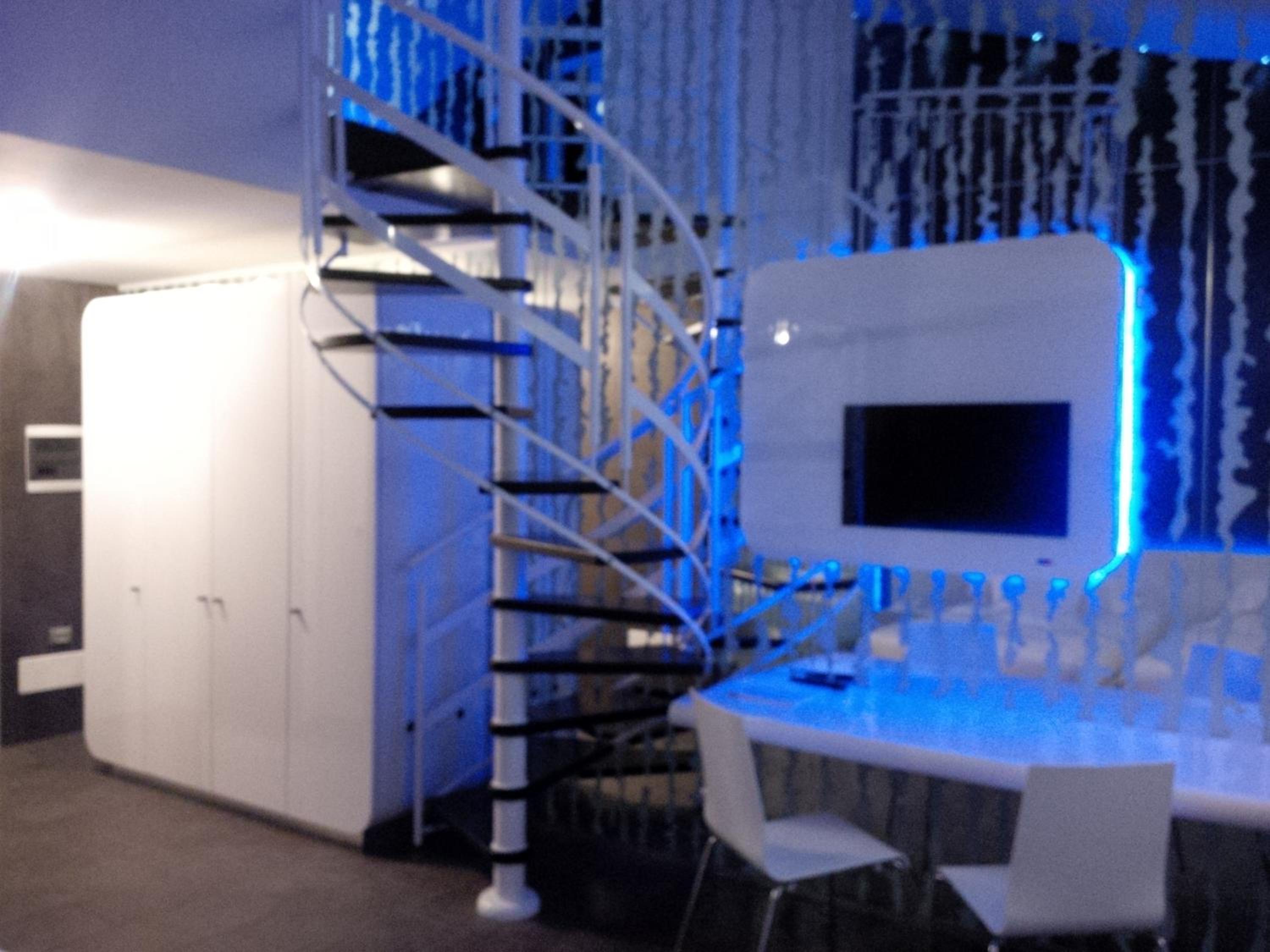 Deluxe Suite with Spa Bath - Photo 2