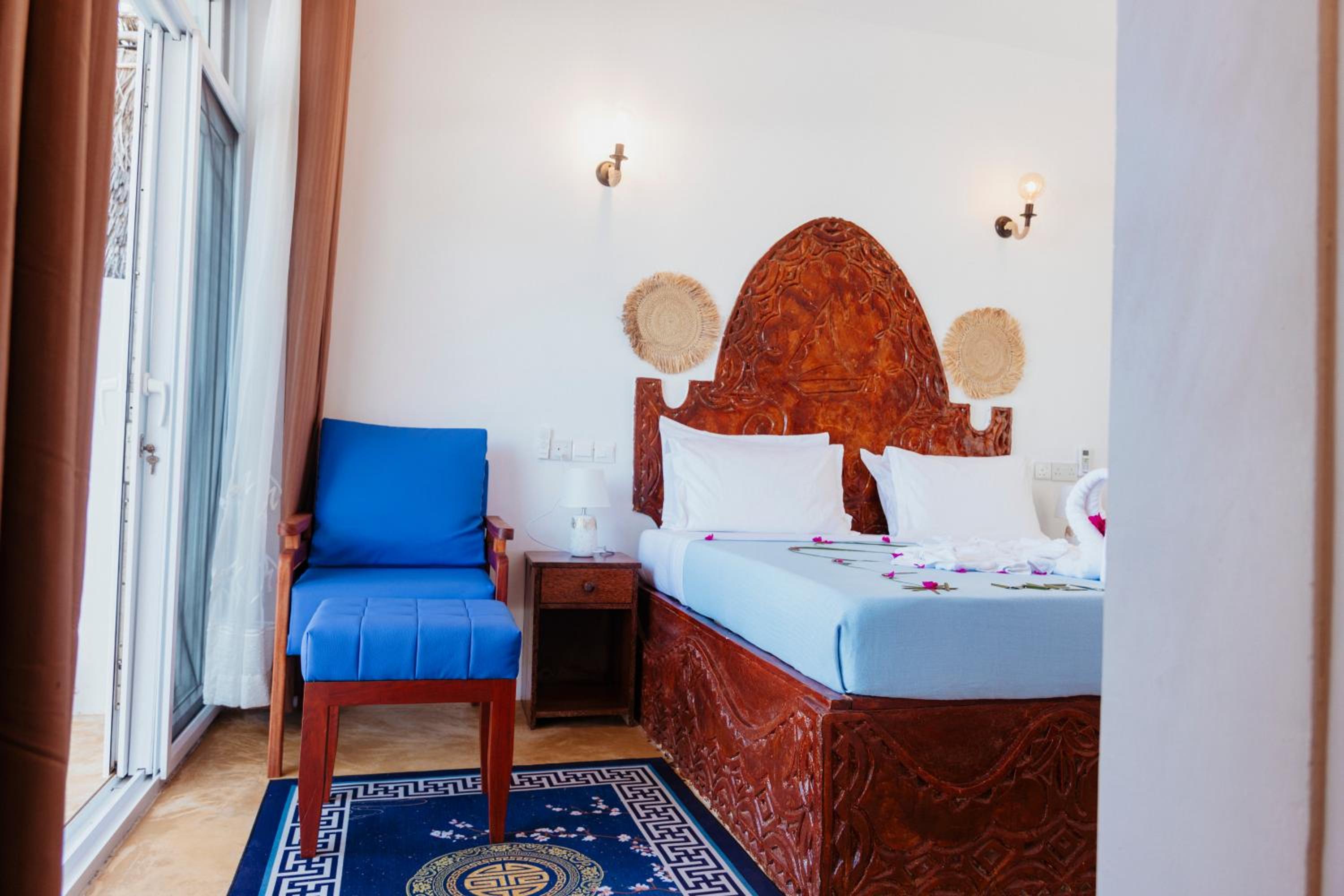 Deluxe Double Room with Side Sea View photo 2