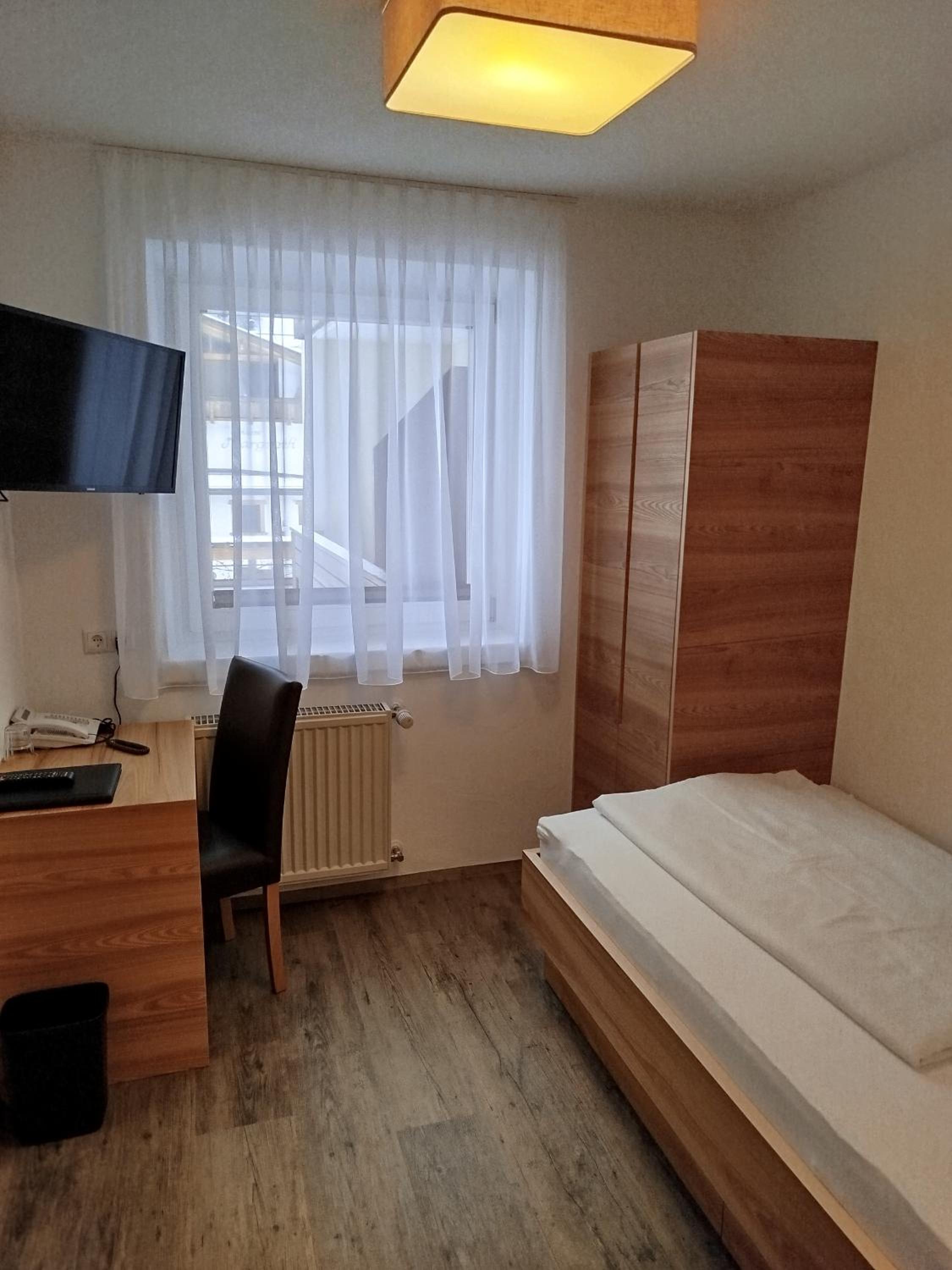 Single Room photo 3