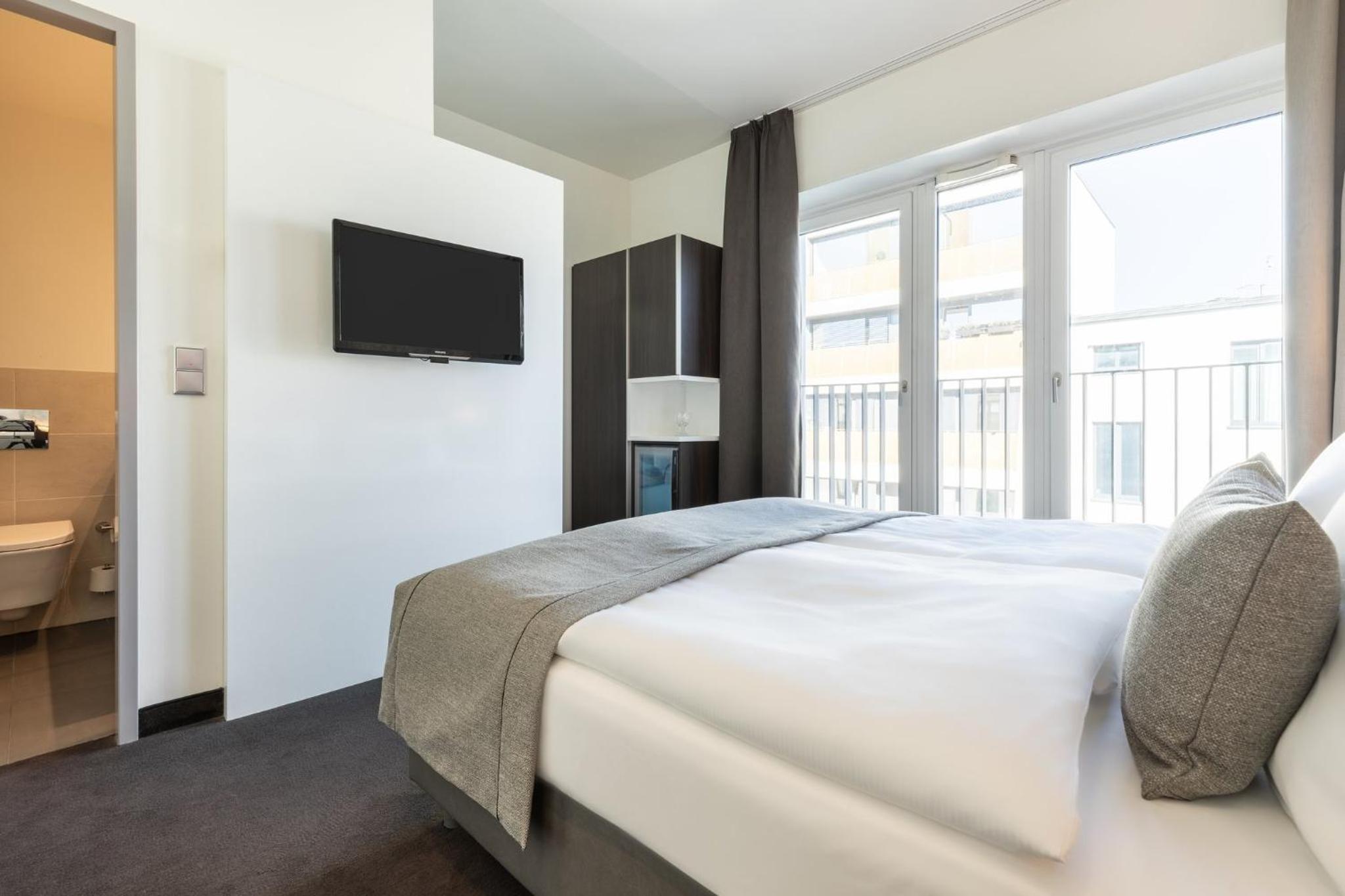 Standard Queen Room - Up to Three Adults