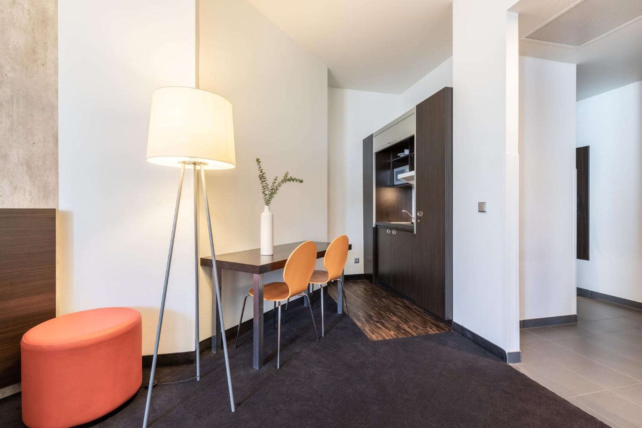 Premium Queen Room with Kitchenette thumbnail 5
