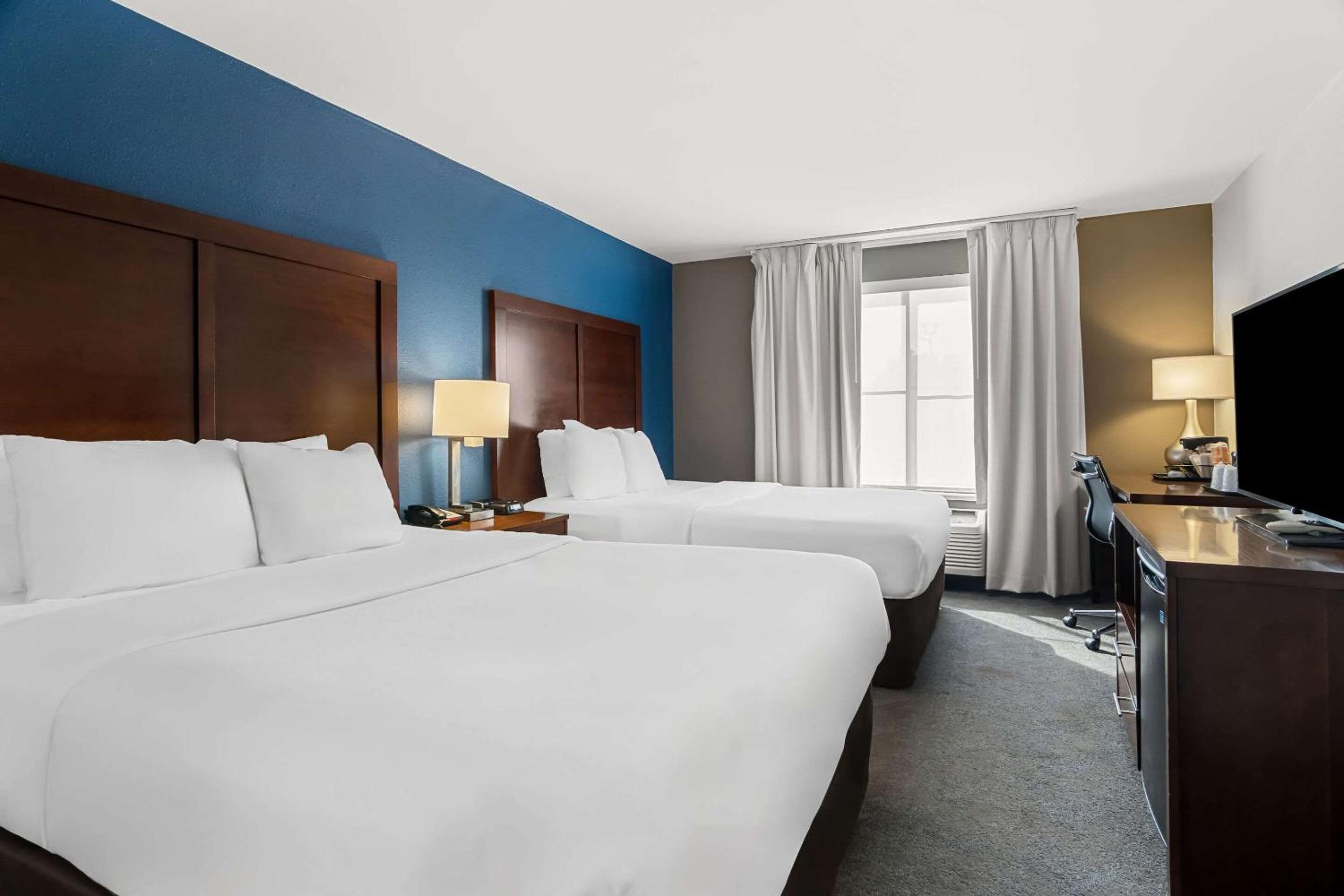 Queen Suite with Two Queen Beds - Non-Smoking - Photo 1