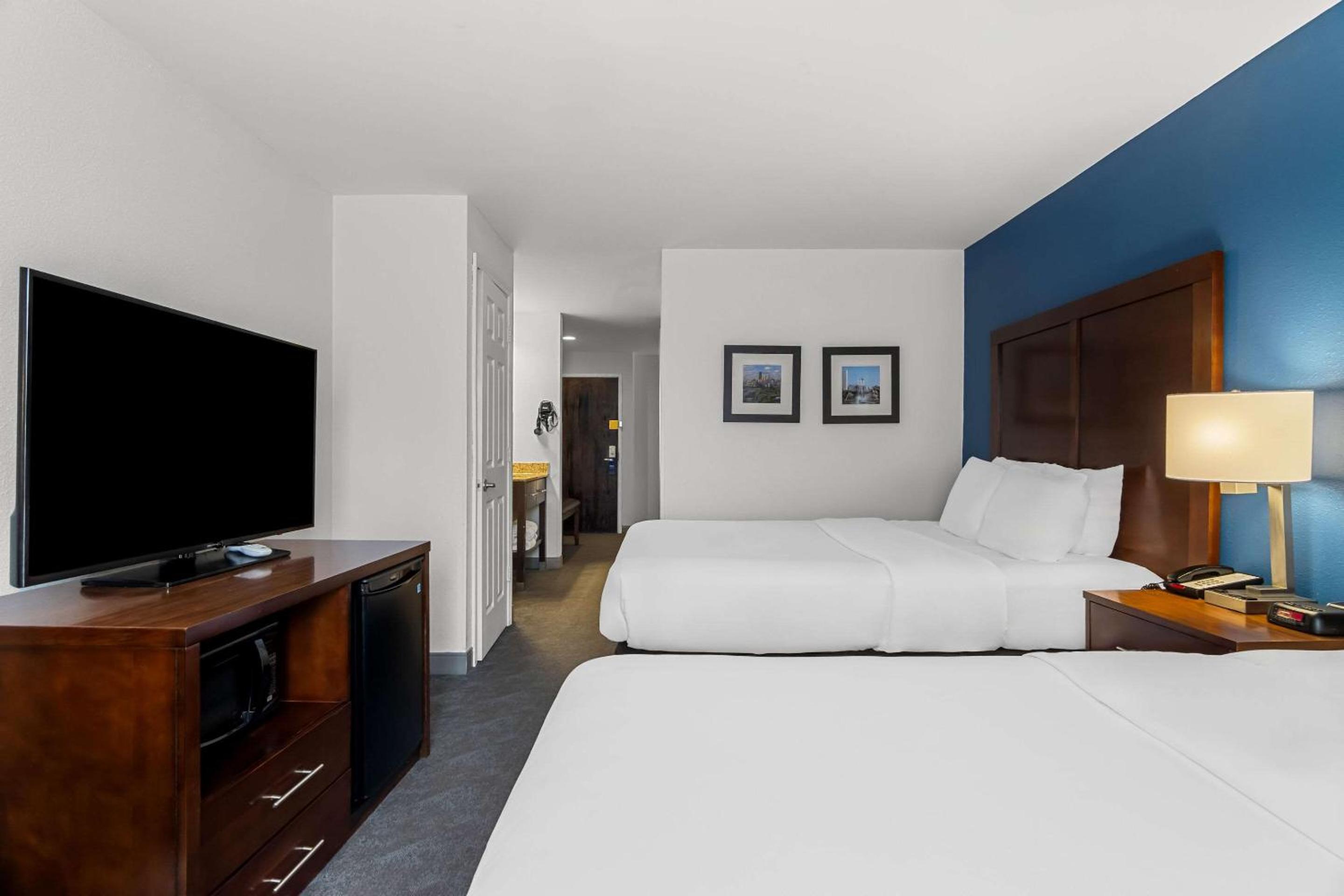 Queen Suite with Two Queen Beds - Non-Smoking - Photo 2