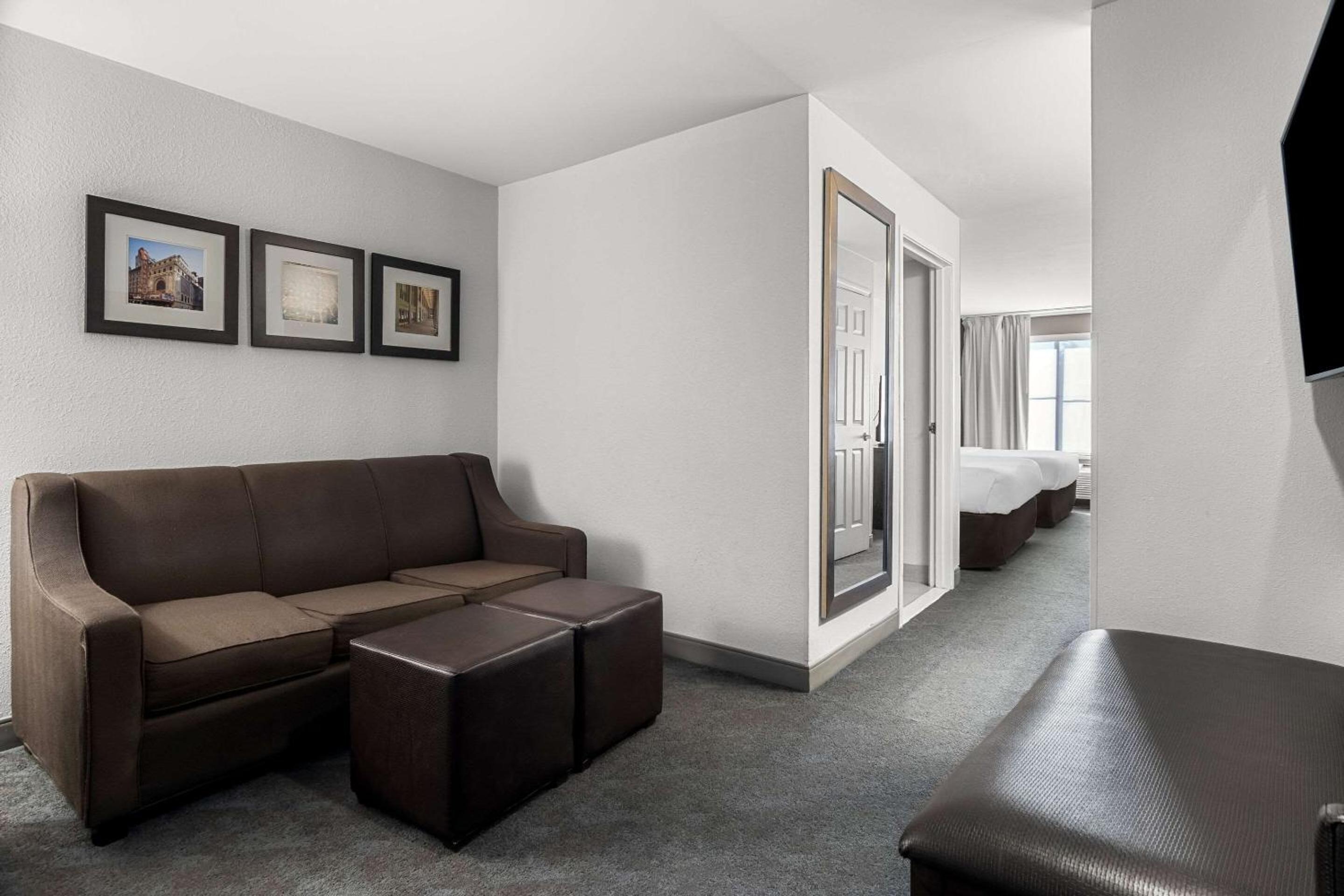 Queen Suite with Two Queen Beds - Non-Smoking - Photo 3