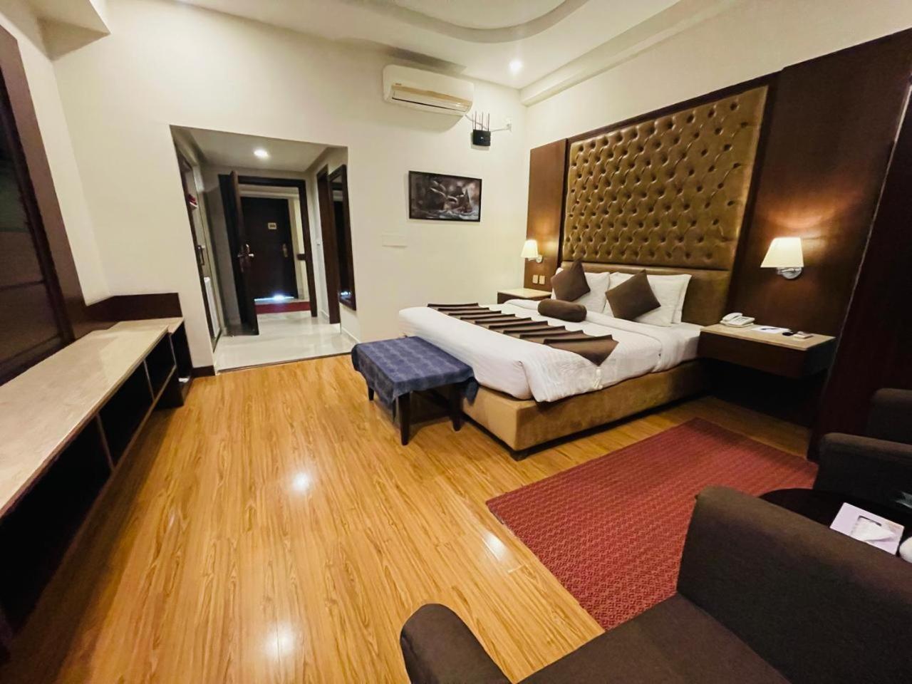 Deluxe King Room - Photo 1