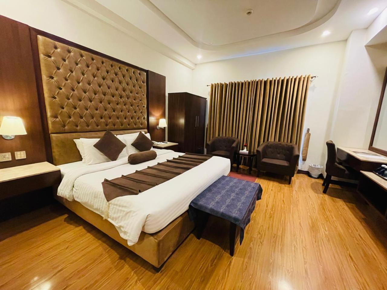 Deluxe King Room - Photo 2