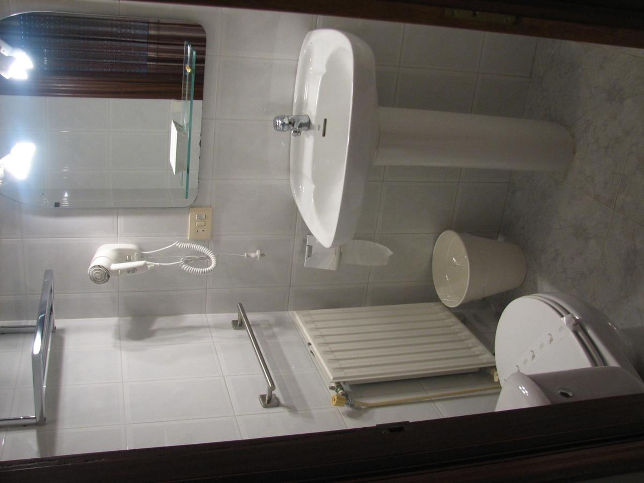 Twin Room with Private Bathroom - Photo 6