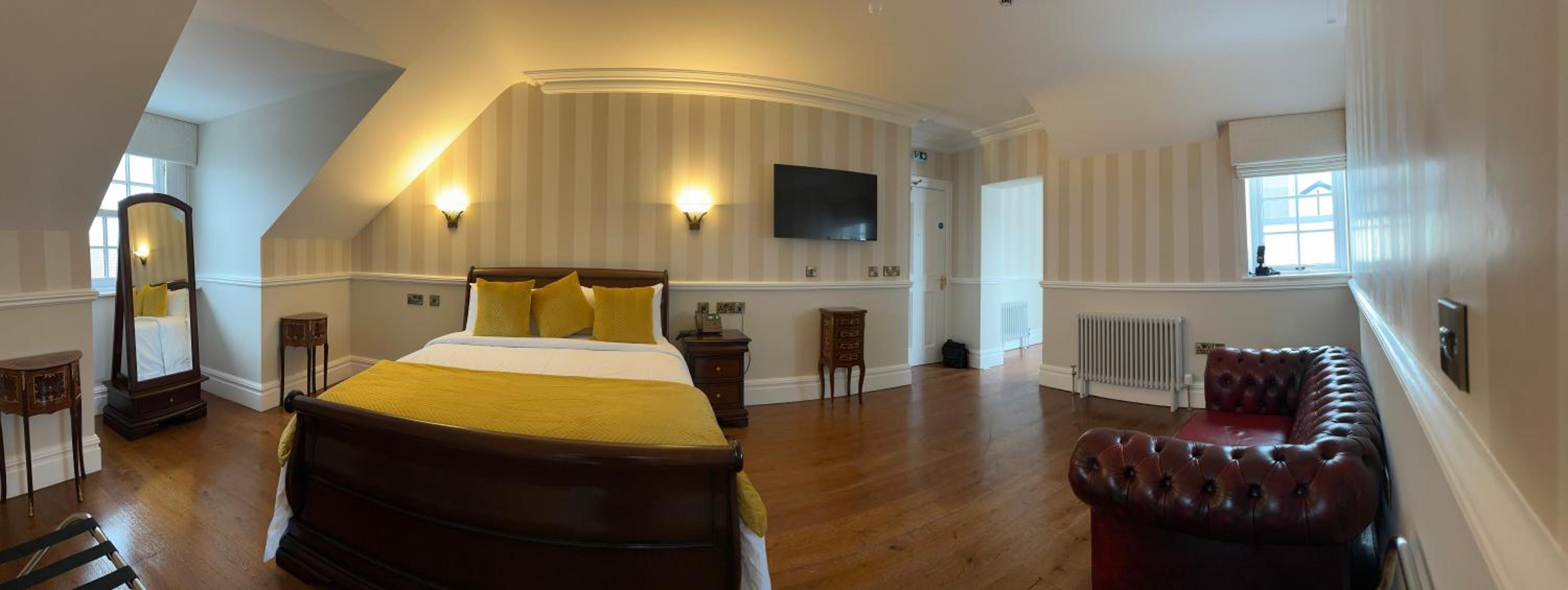 Deluxe King Suite photo 1
