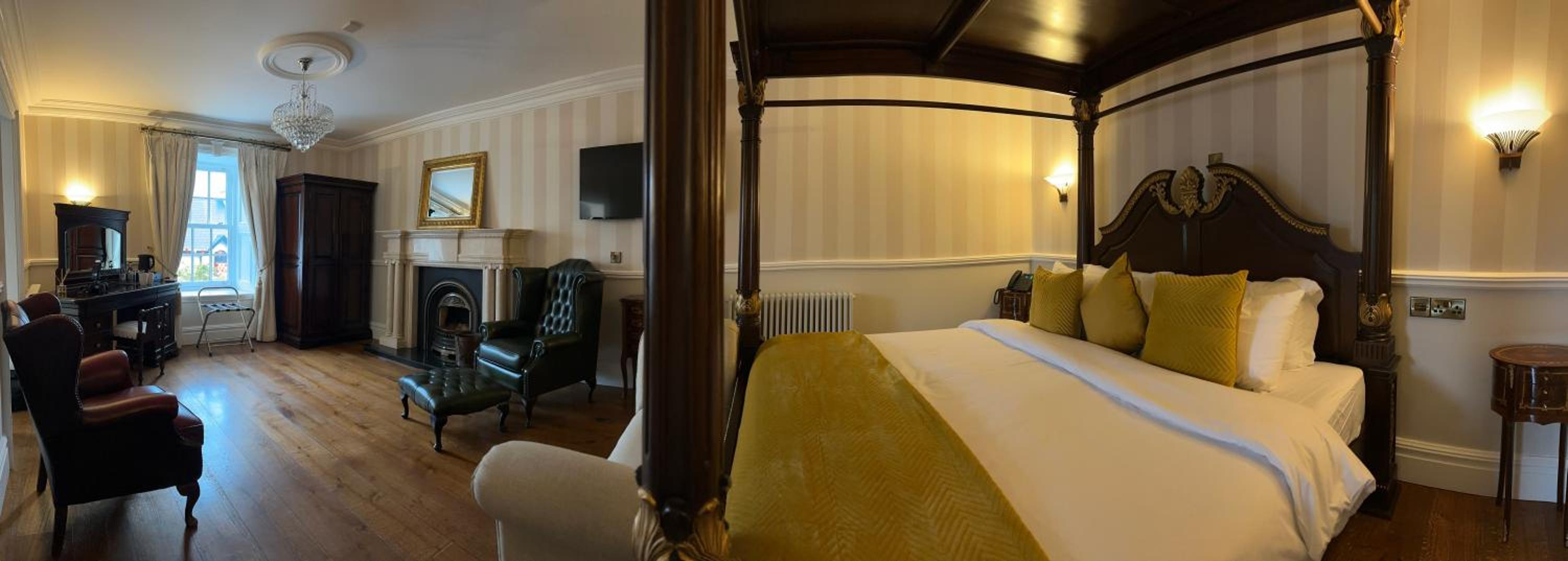 Deluxe King Suite photo 1