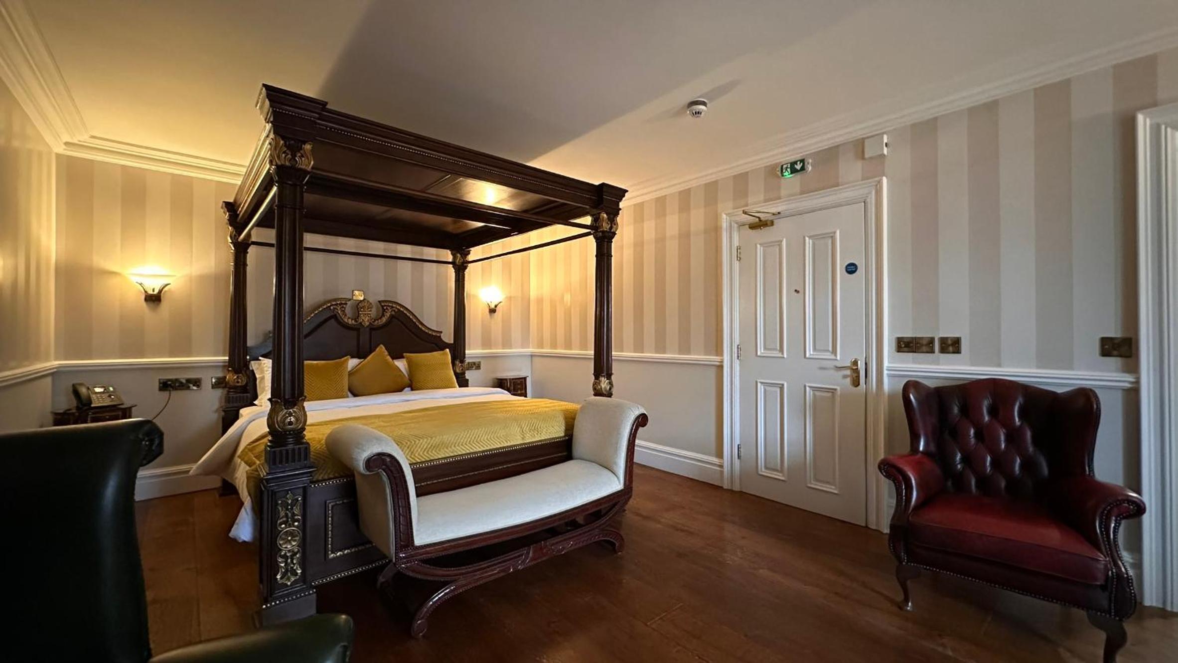 Deluxe King Suite photo 2