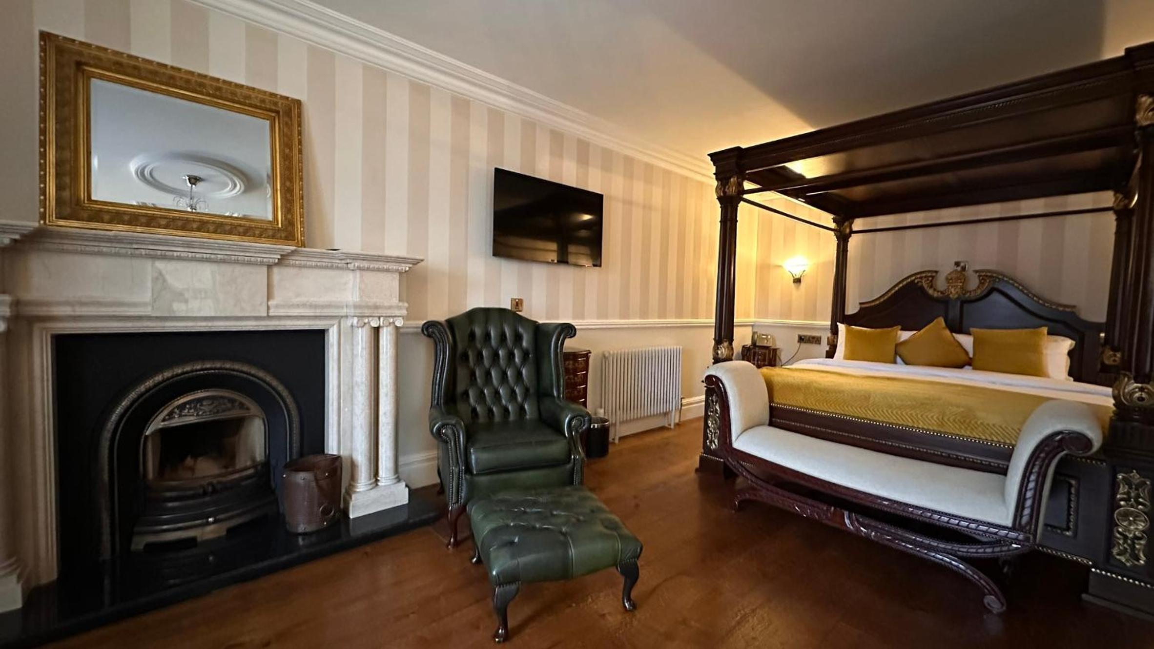 Deluxe King Suite photo 3