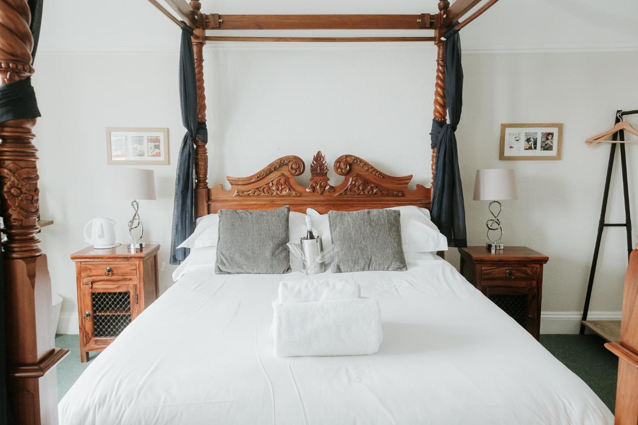 Double Room with Four Poster Bed photo 2