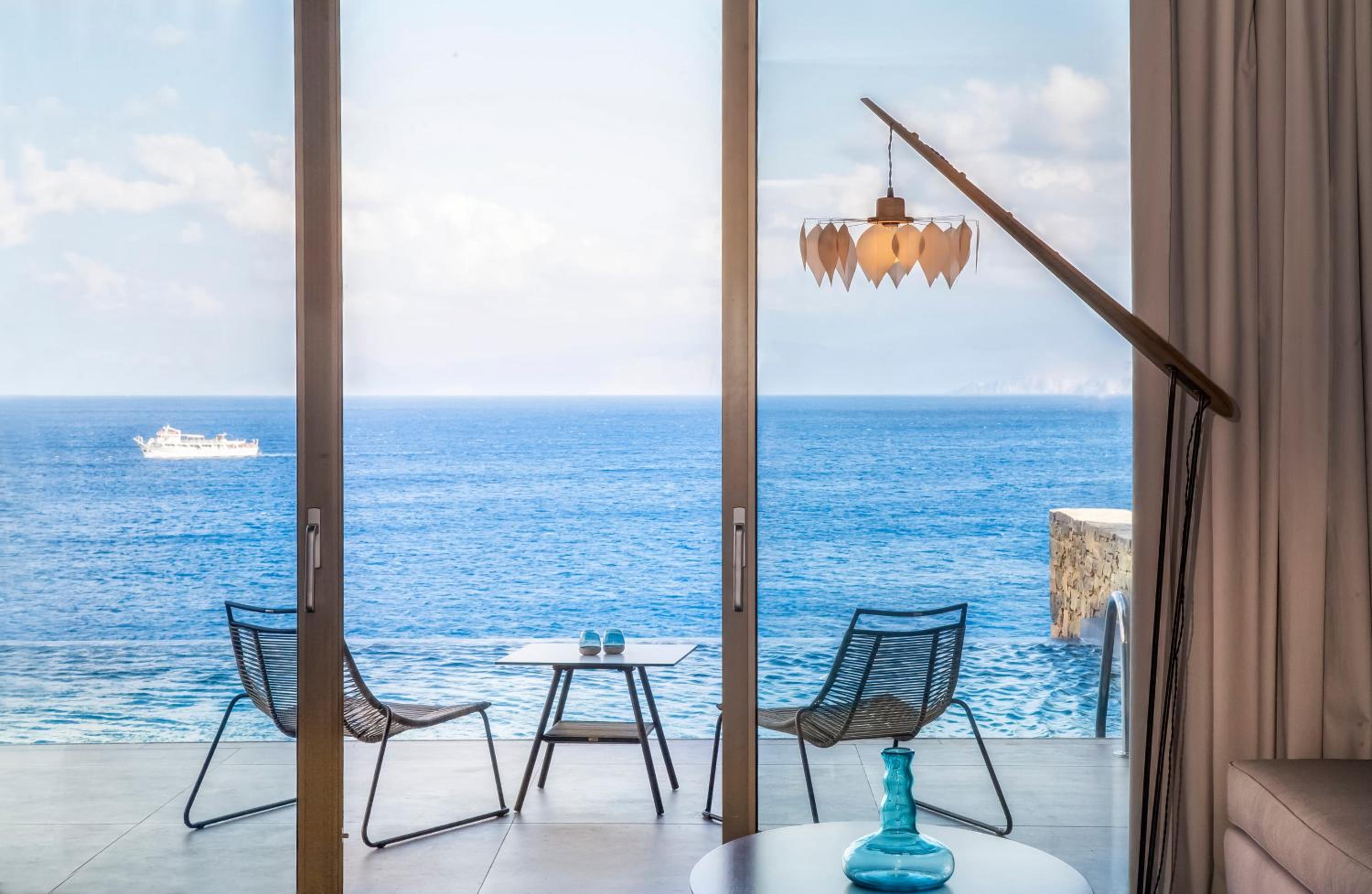 Deep Blue Bungalow Suite with Private Pool, Waterfront - Photo 2