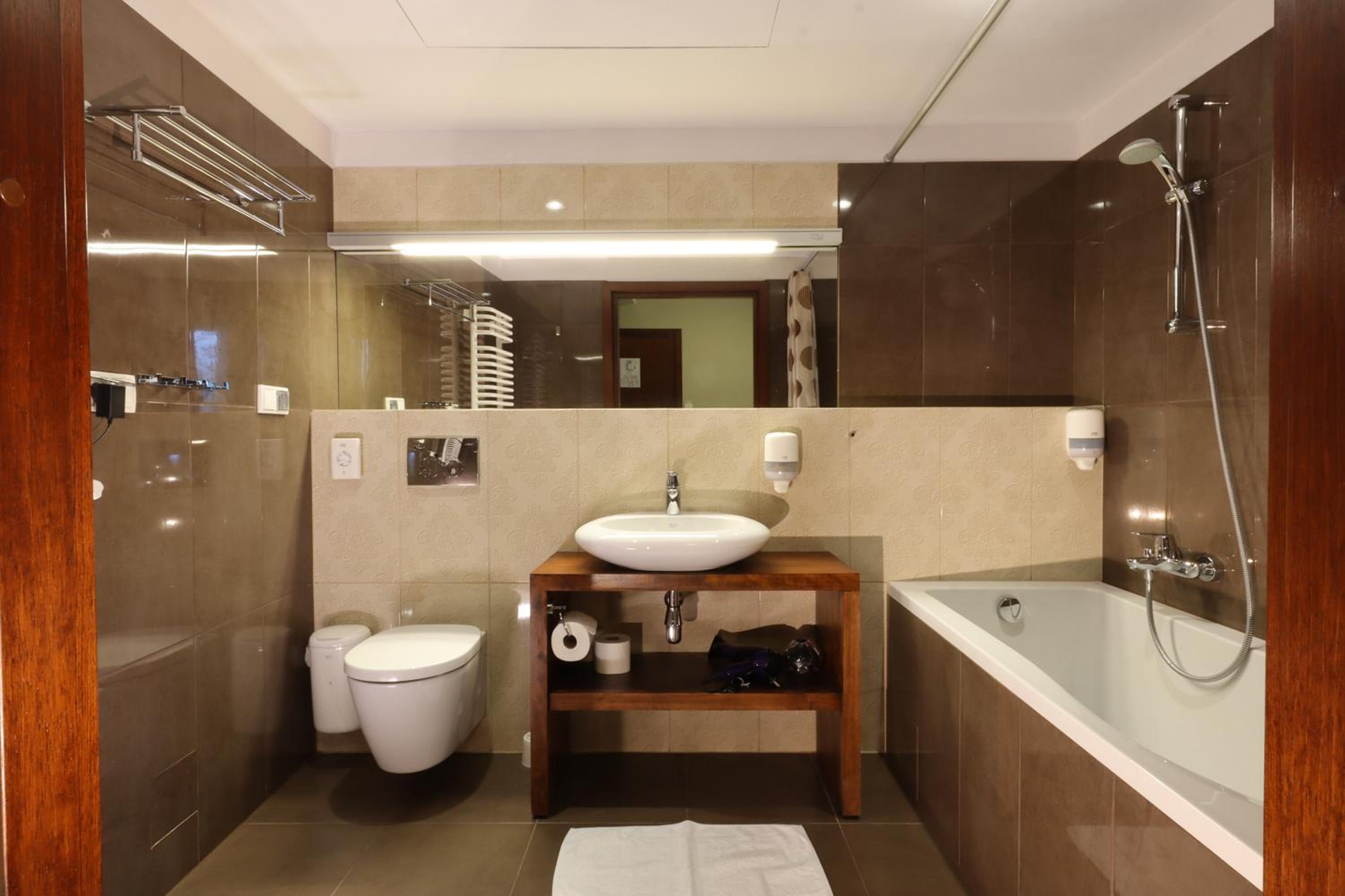 Deluxe Family Suite - Photo 11