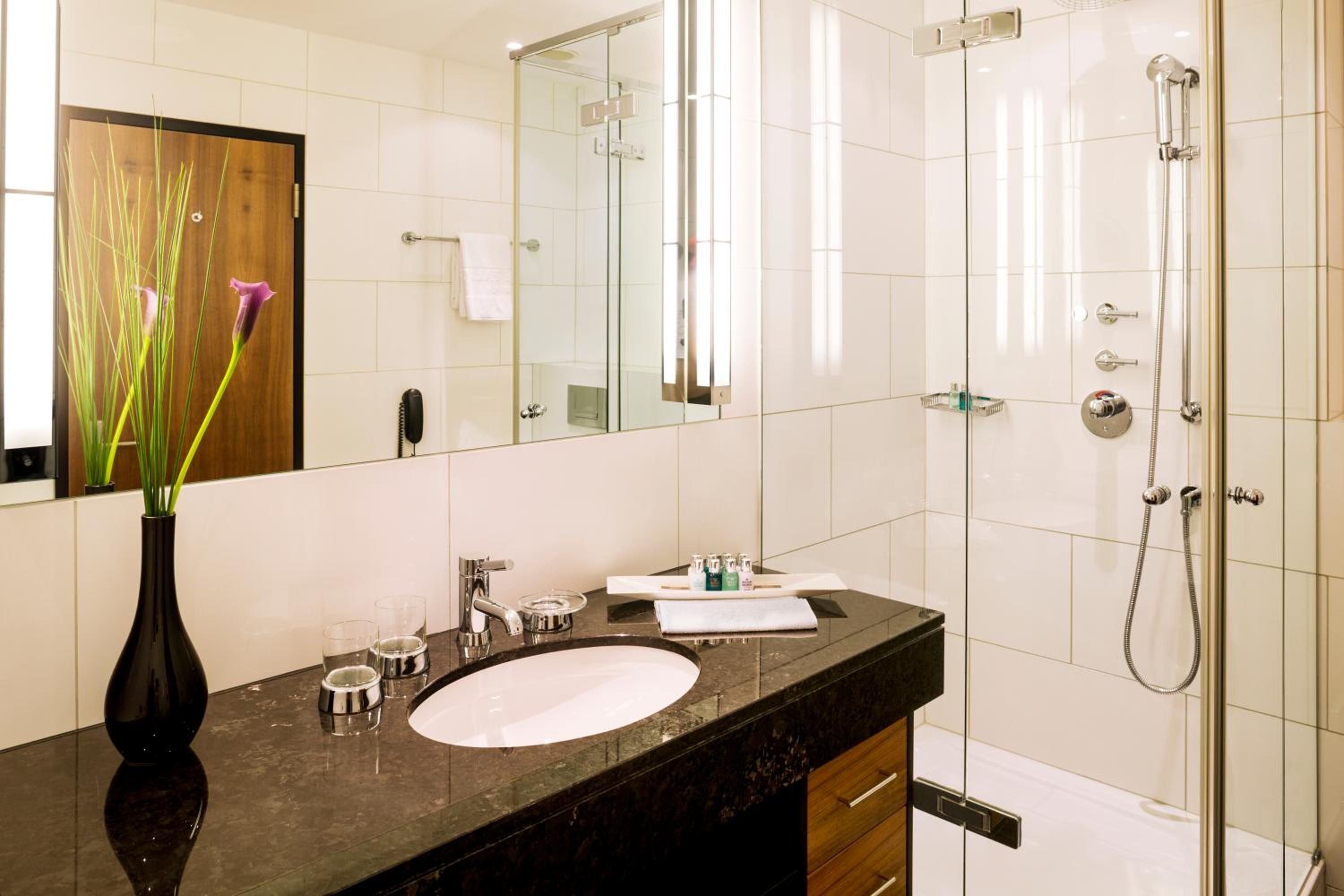 Deluxe Junior Suite - Photo 10