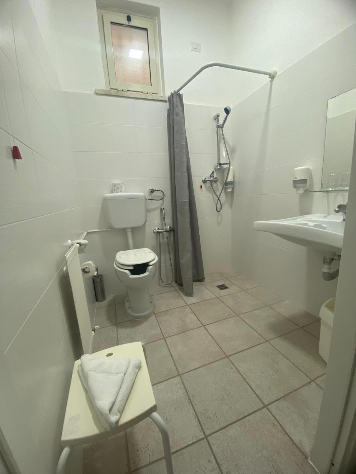 Twin Room - Disability Access photo 2