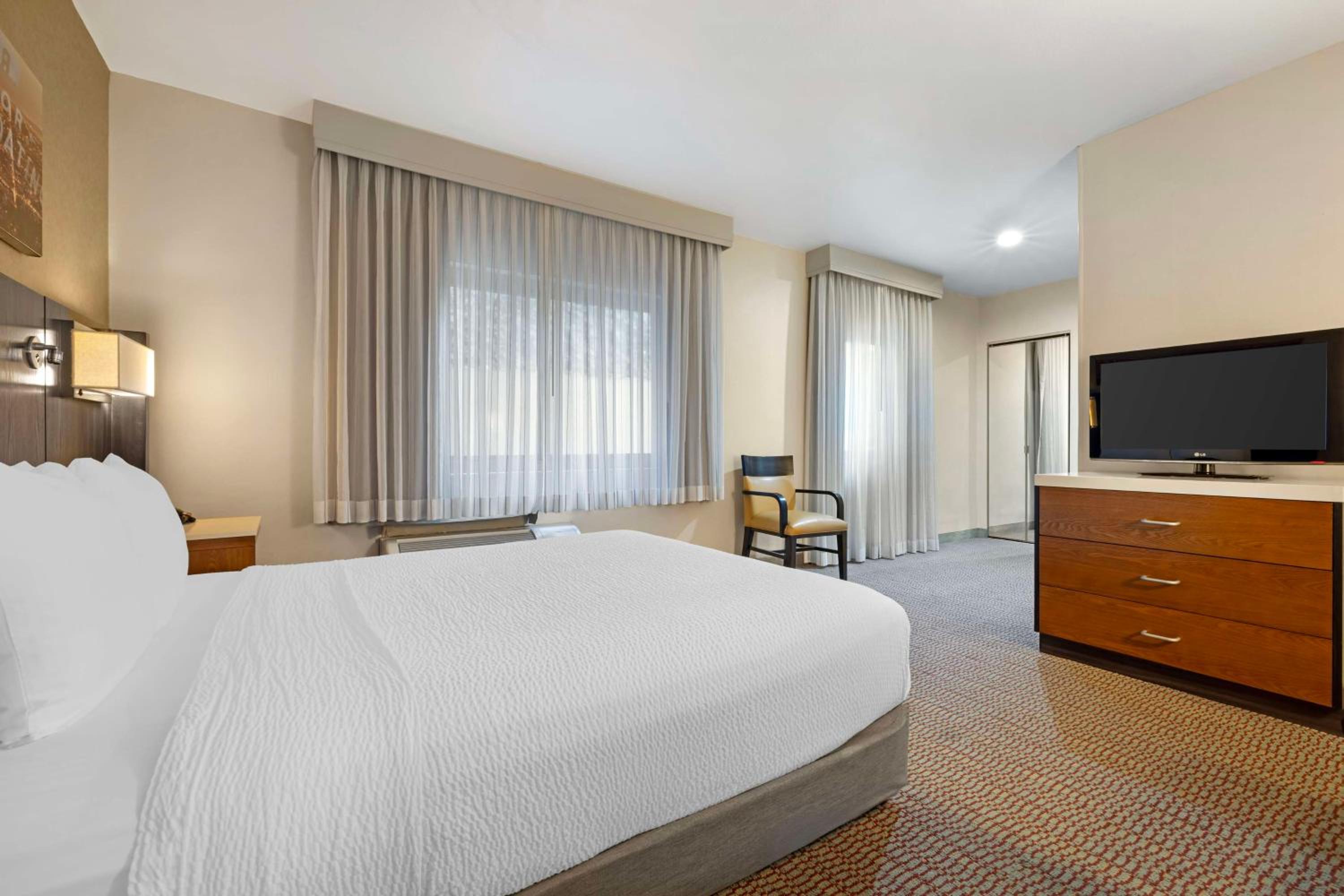 Queen Room with Roll-In Shower - Mobility Accessible/Non-Smoking