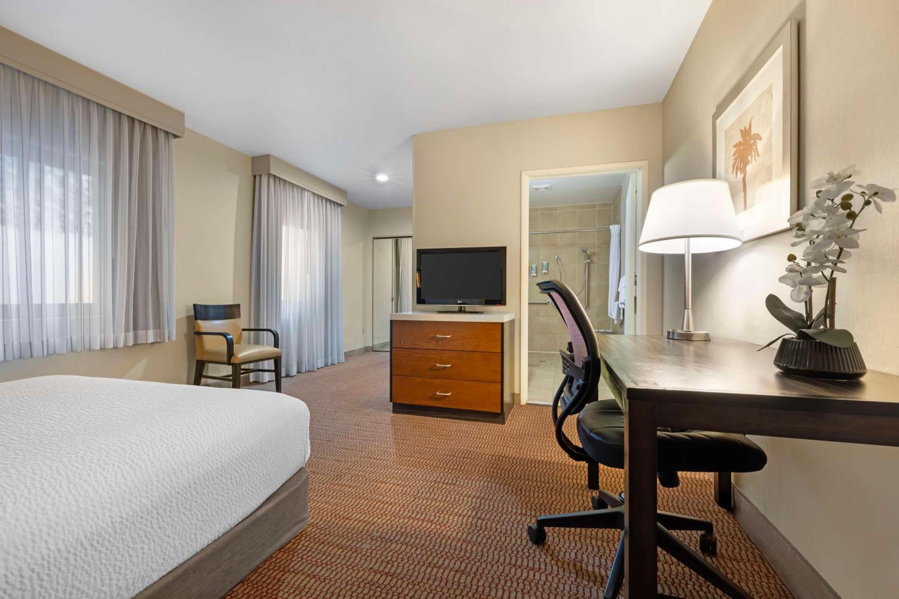 Queen Room with Roll-In Shower - Mobility Accessible/Non-Smoking
