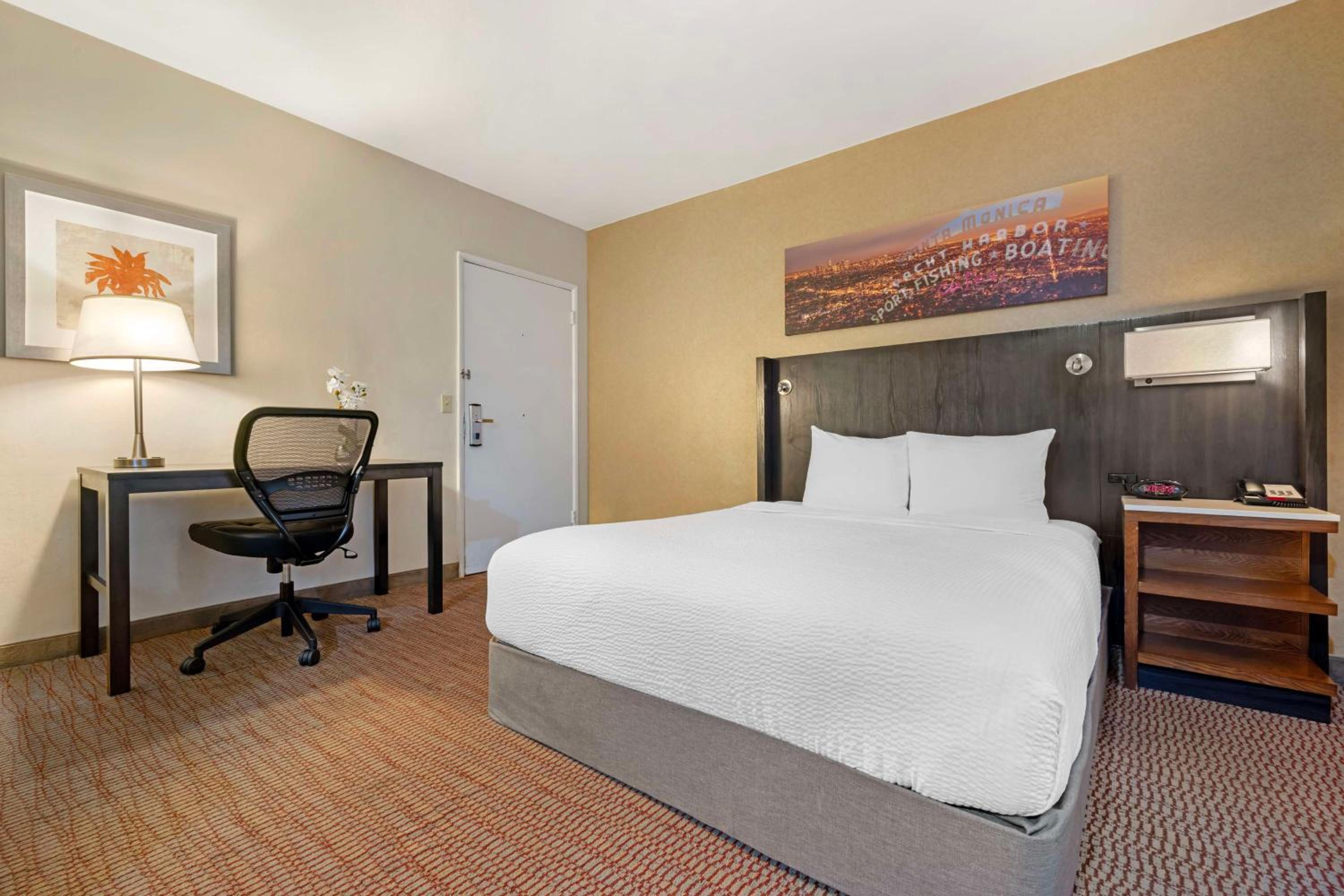 Queen Room with Roll-In Shower - Mobility Accessible/Non-Smoking